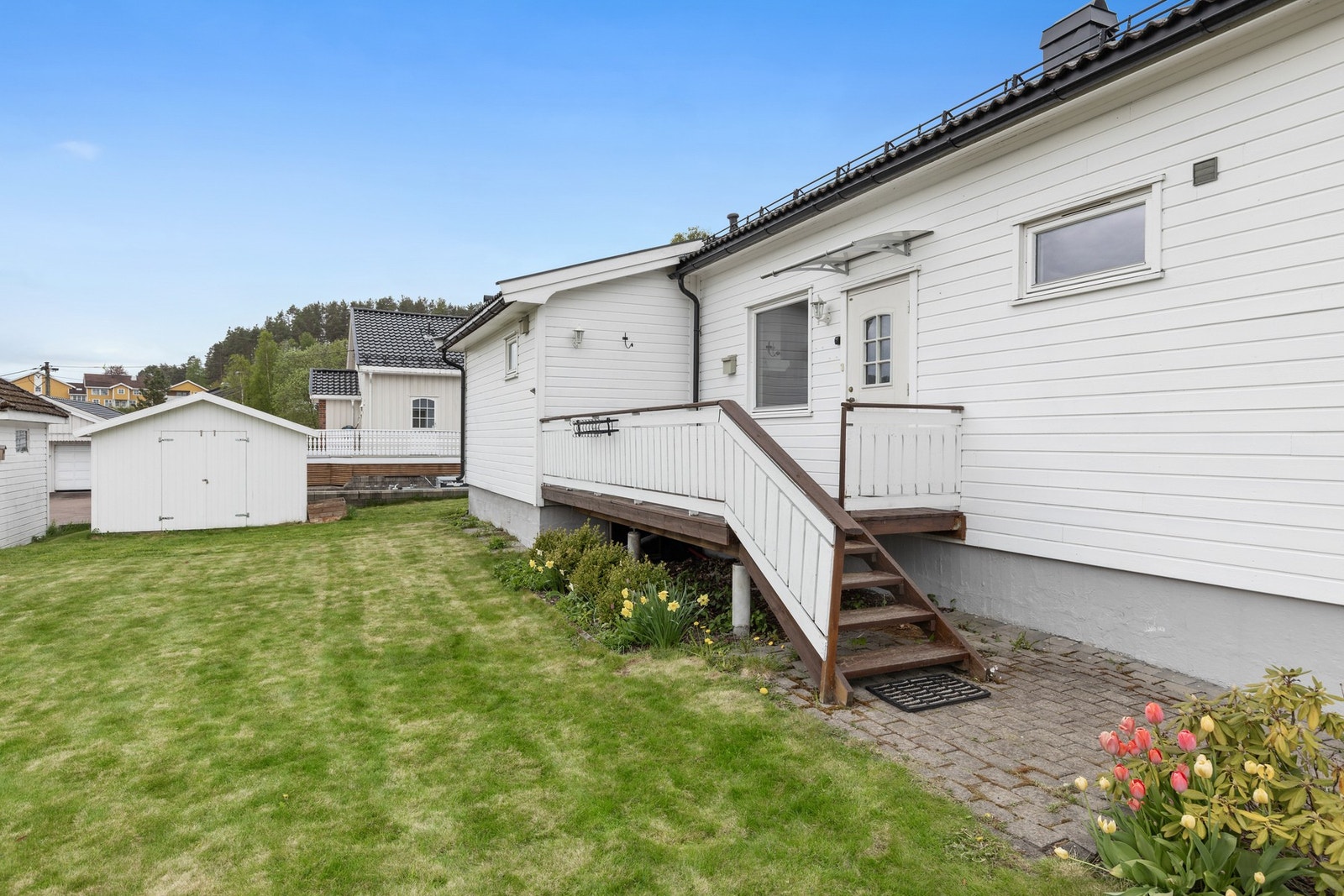 Hybelen har eget inngangsparti med en østvendt terrasse på ca. 11 kvm, som leder inn til hybelens entré Galleribilde