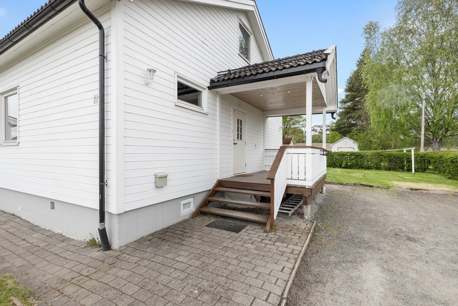 Hoveddelen har et hyggelig, overbygget inngangsparti med terrasse på ca. 9 kvm Galleribilde