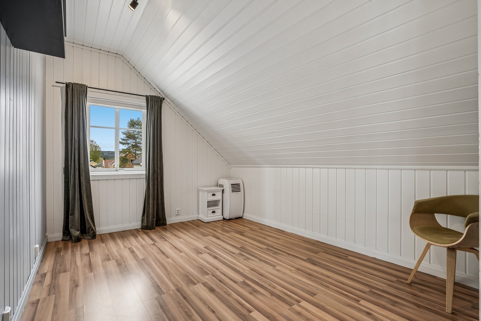 Soverommene har ikke garderobeskap, men det er garderobeskap i mellomgang og i loftstuen. Galleribilde