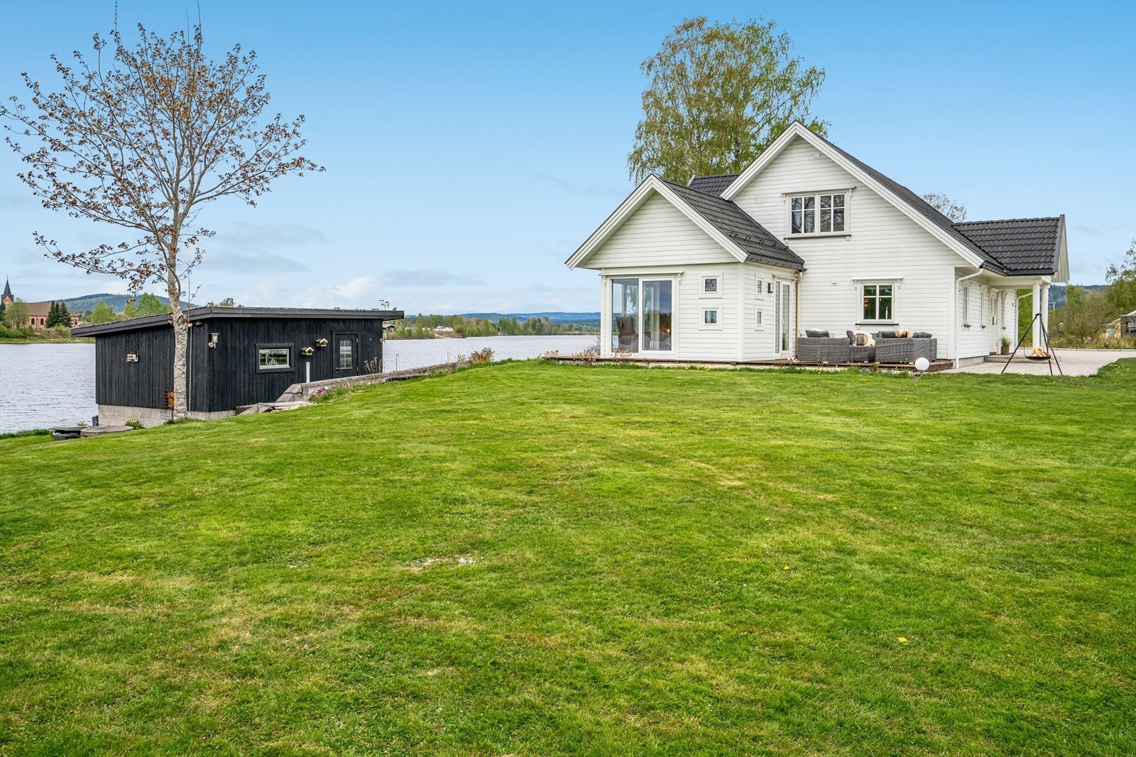 På tomten er også en redskapsbod med innlagt strøm. Galleribilde