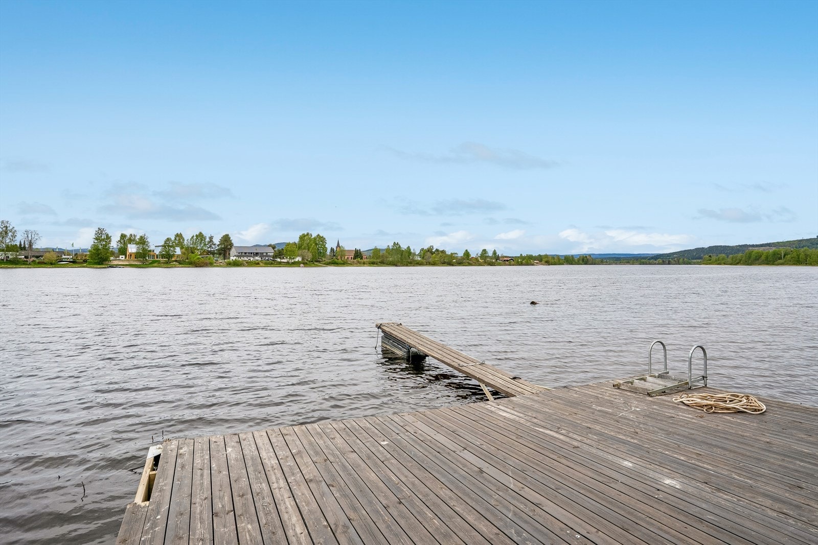 Eiendommen har egen flytebrygge - perfekte rammer for å nyte sommerdagene og evt. båtliv. Galleribilde