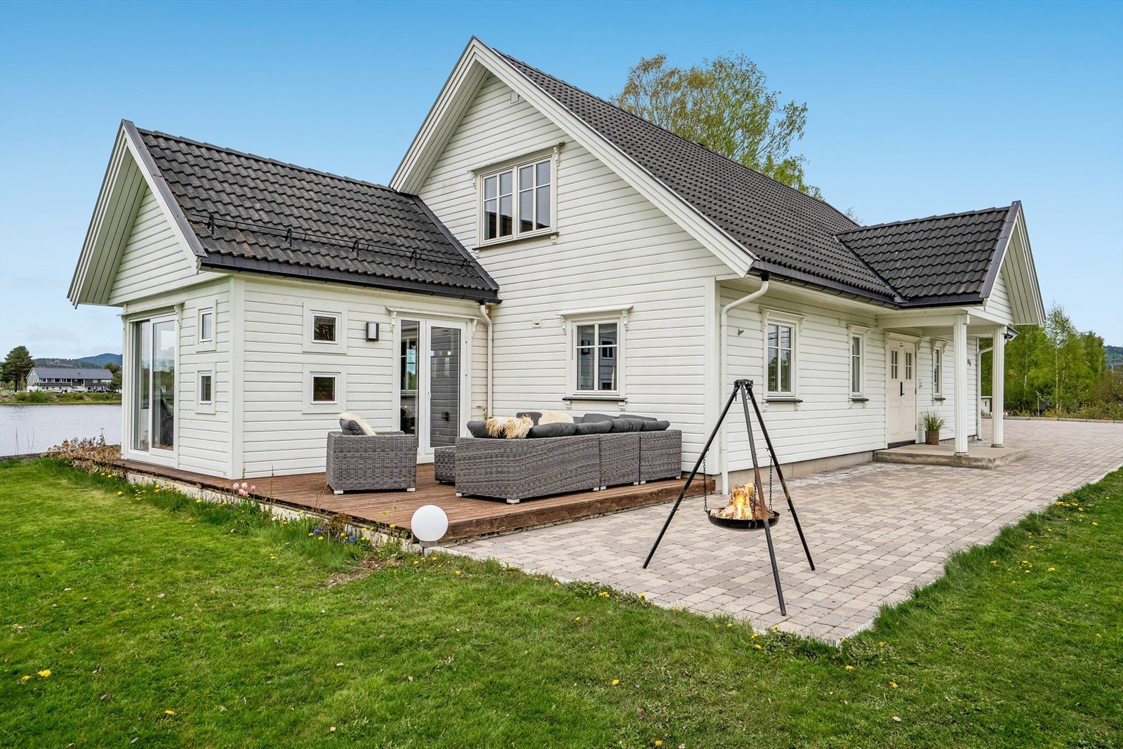Pent opparbeidet hage med flere koselige uteplasser. Galleribilde