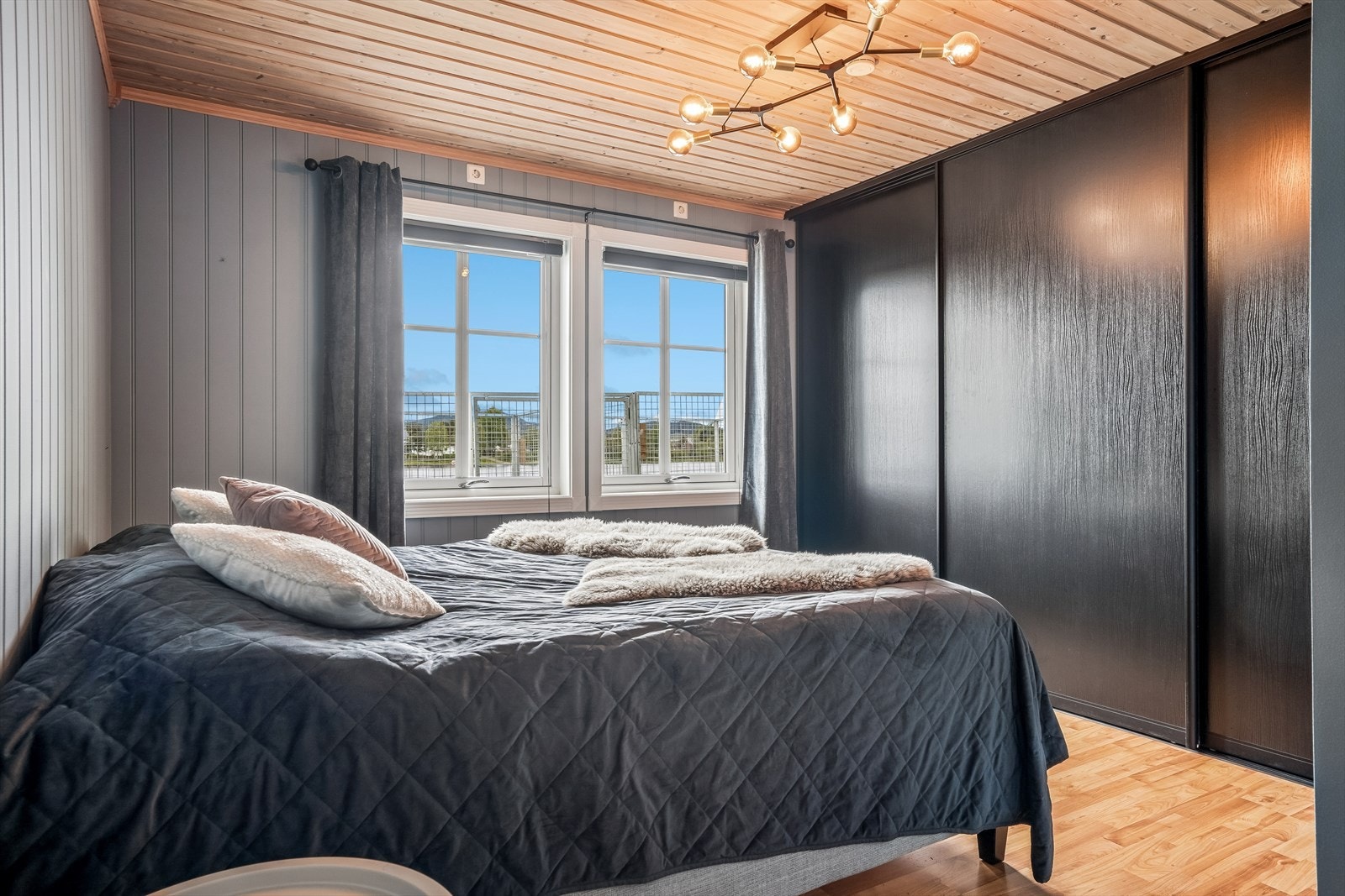 Hovedsoverom har stor skyvedørsgarderobe på en vegg og eget bad i tilknytning. Galleribilde