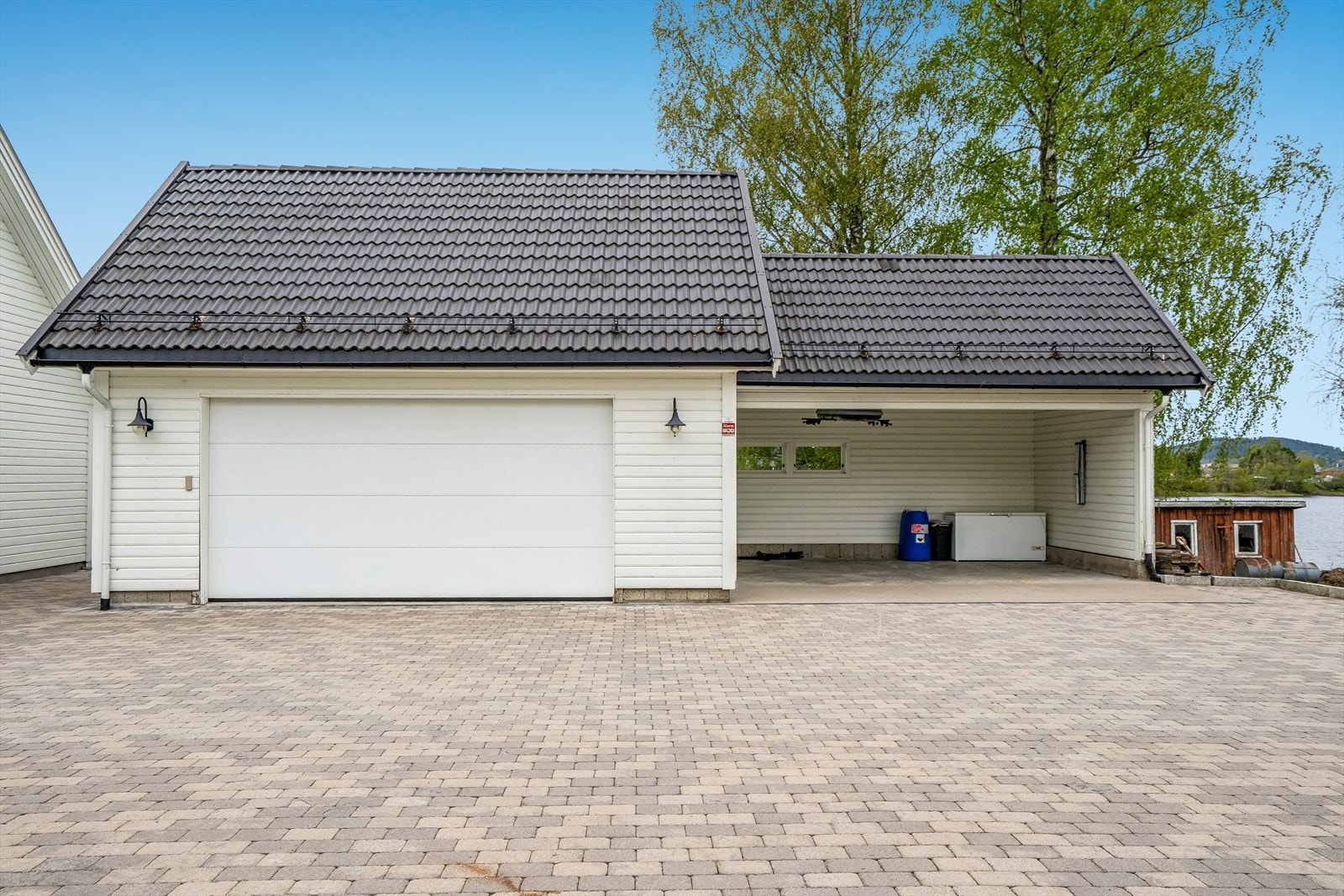 Gode parkeringsmuligheter! Dobbel garasje med hems, og carport. Galleribilde
