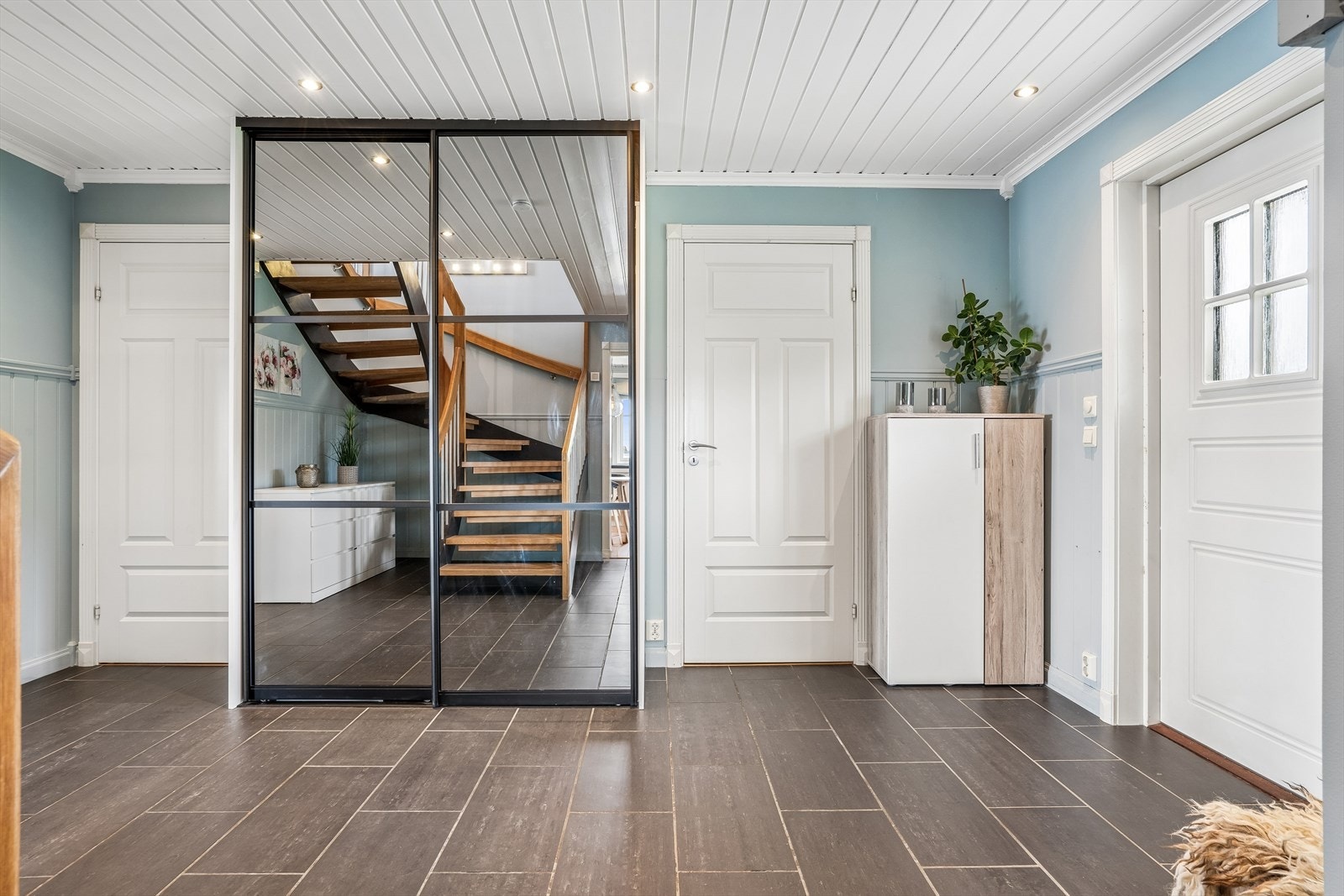 Skyvedørsgarderobe med plass til oppbevaring av yttertøy og sko. Galleribilde