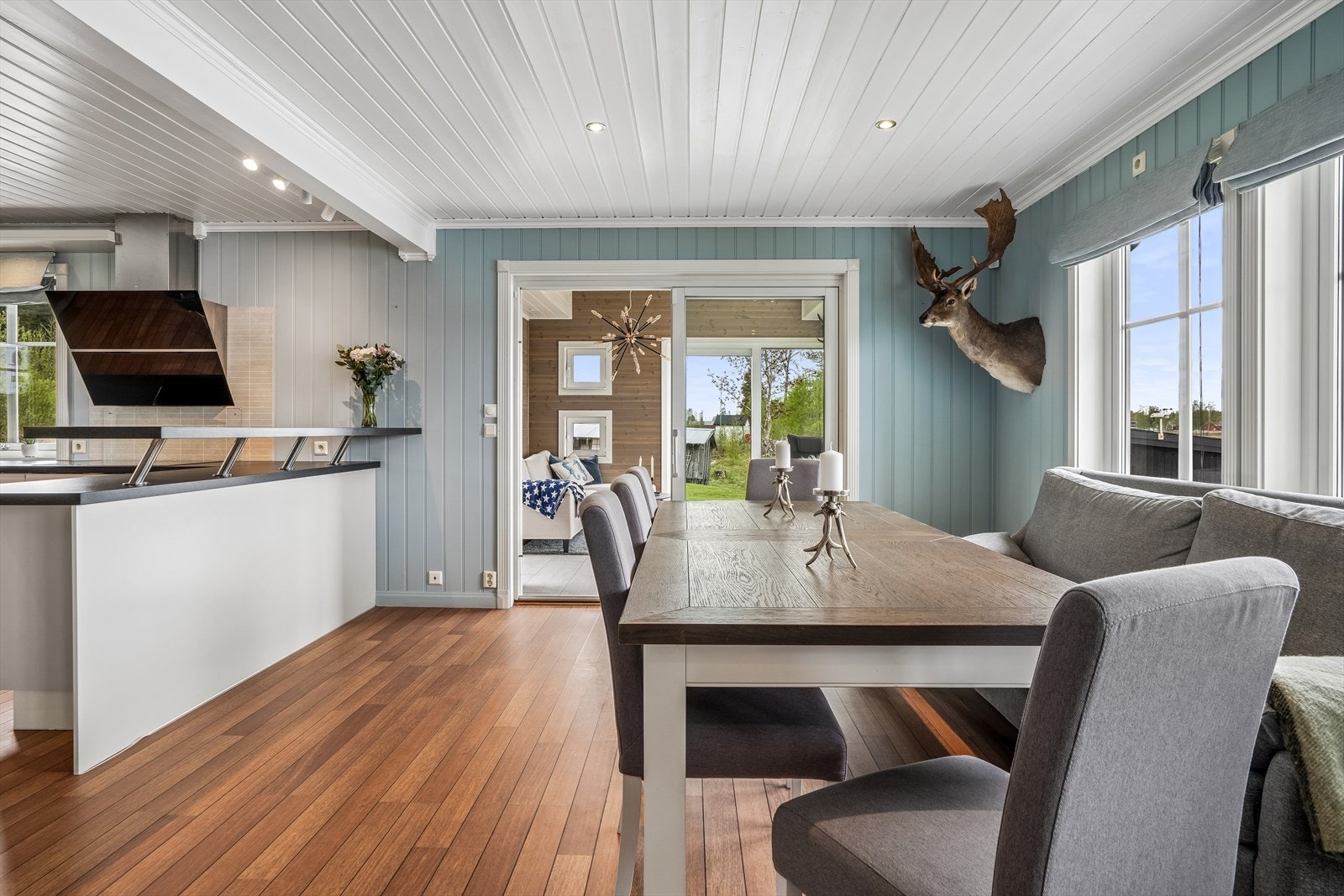 I spisestuen er det god plass til stort spisebord, perfekt til å samle venner og familie til hyggelige måltider Galleribilde