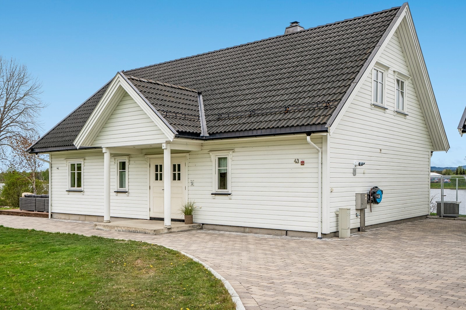 Gårdsplassen er belagt med belegningsstein. Galleribilde