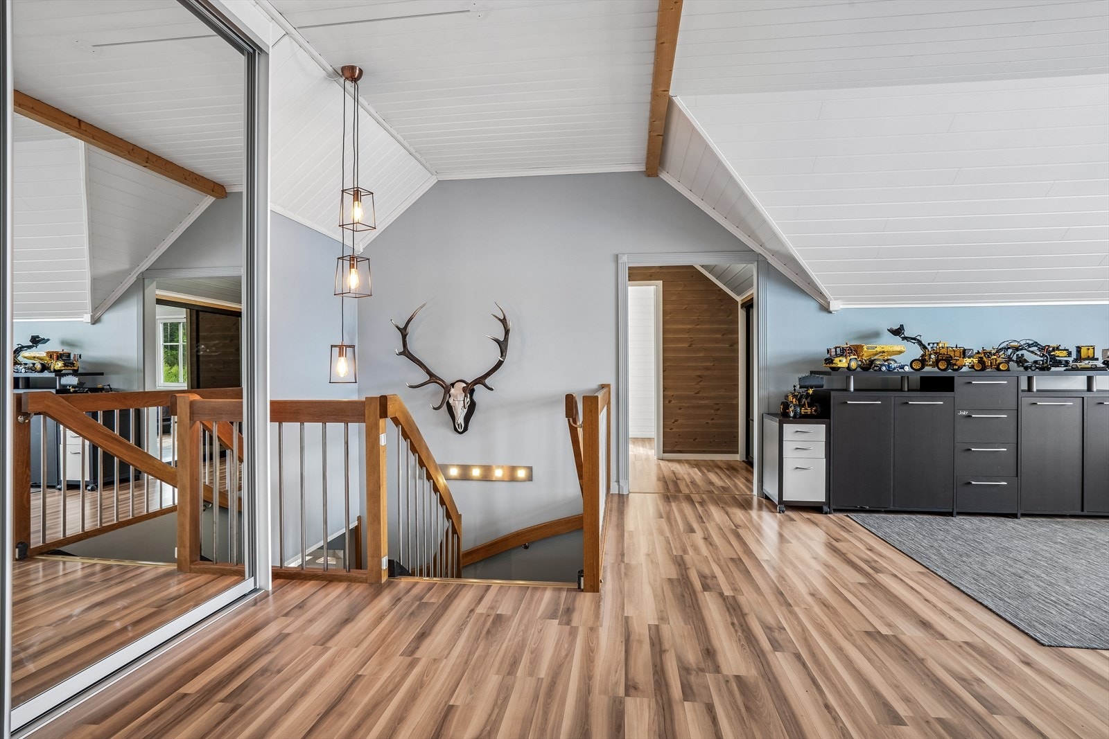 I andre etasje finner du en hyggelig loftstue, bad og tre gode soverom. Galleribilde