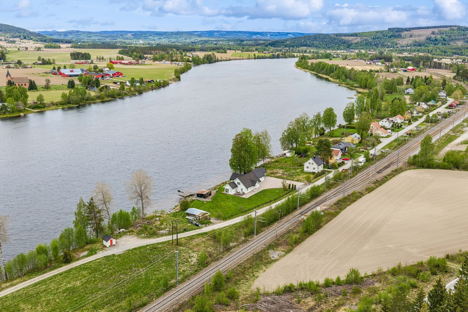 Eiendommen har en fin beliggenhet ved Glomma, ca 6 km fra Skarnes. Galleribilde