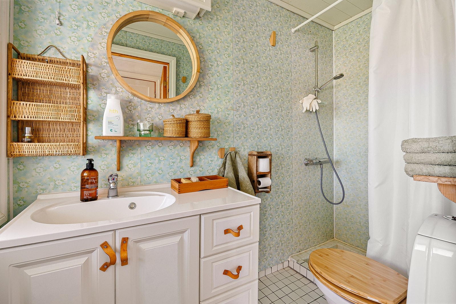 Badet i gjestehuset/annekset er utstyrt med servant, toalett og dusjgarnityr Galleribilde