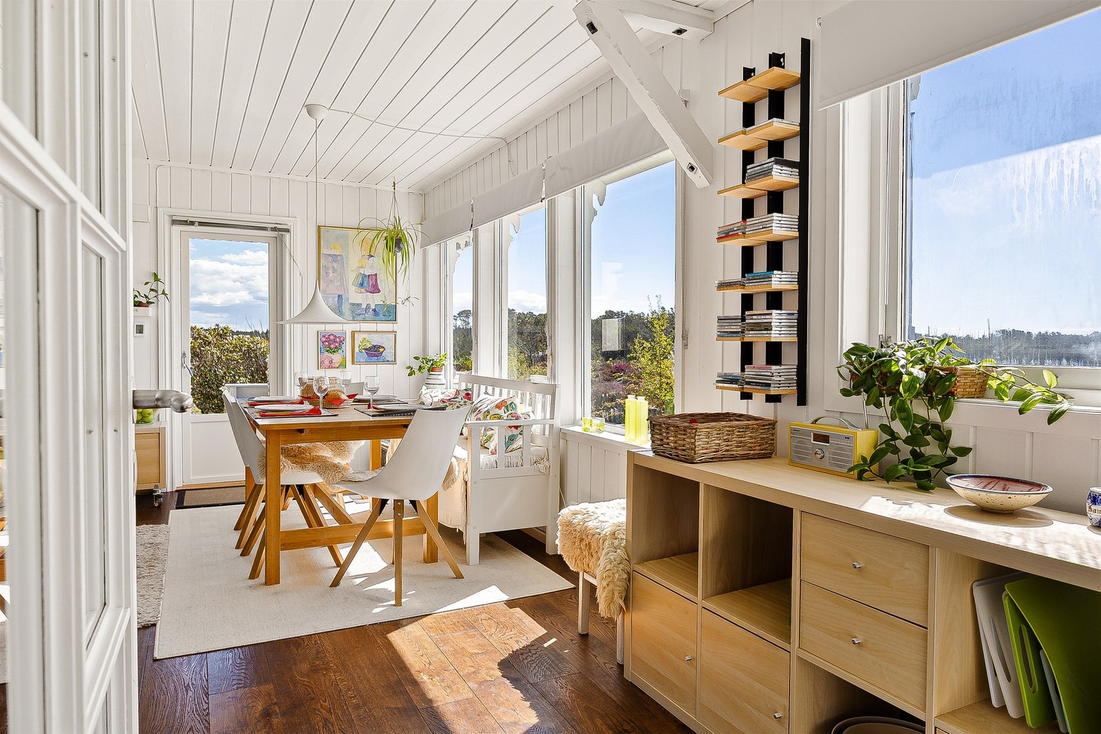 Hytten er lys og innbydende, med rikelig lysinnslipp fra de store vindusflatene Galleribilde
