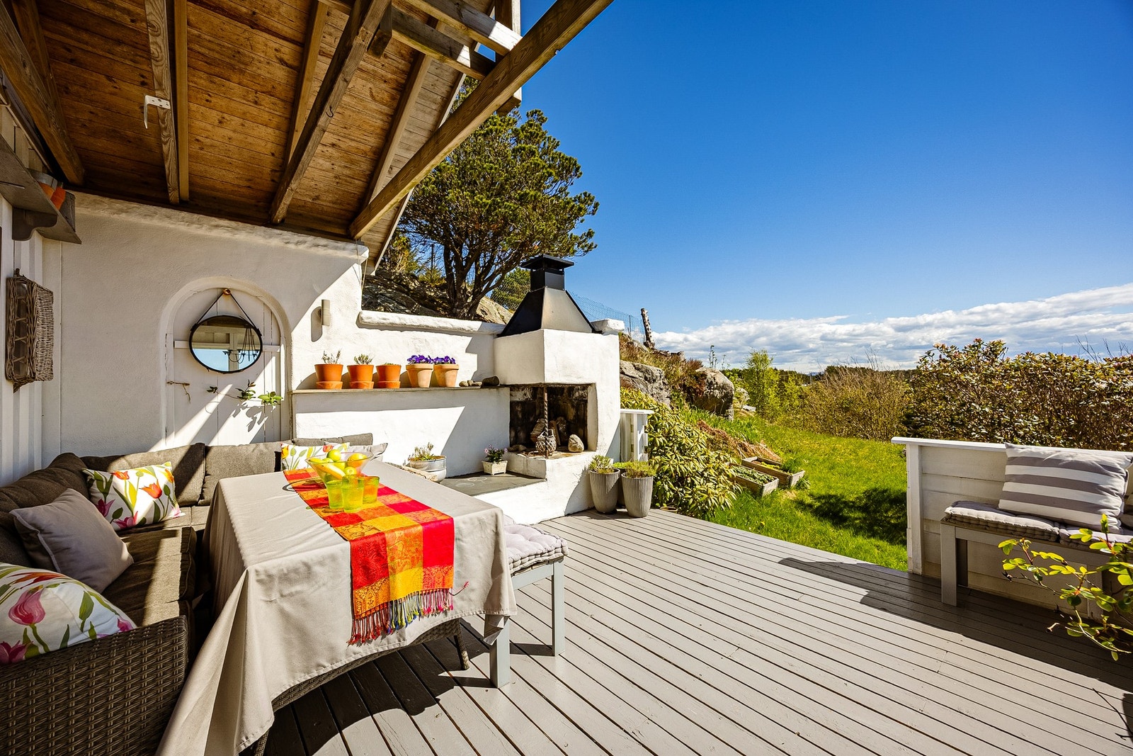 Deilig terrasse med adkomst til hagedel Galleribilde