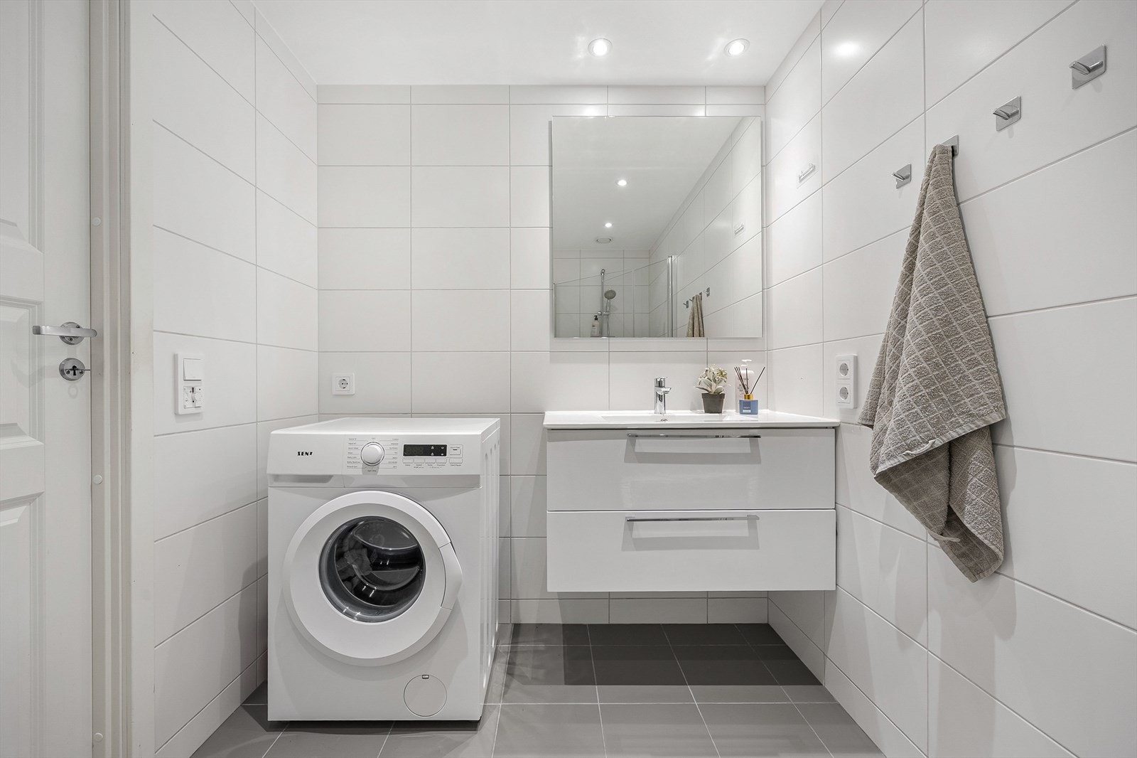 Pent, flislagt bad med elektrisk gulvvarme og downlights i taket. Galleribilde