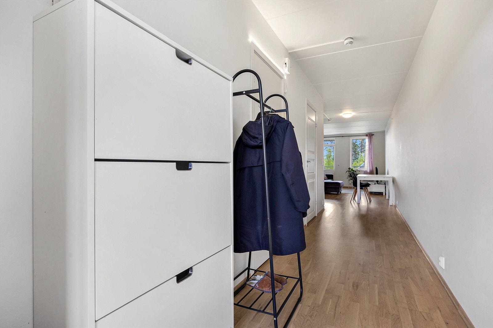 Entréen leder inn i leiligheten og har malte, slette vegger som gir et lyst førsteinntrykk. Galleribilde