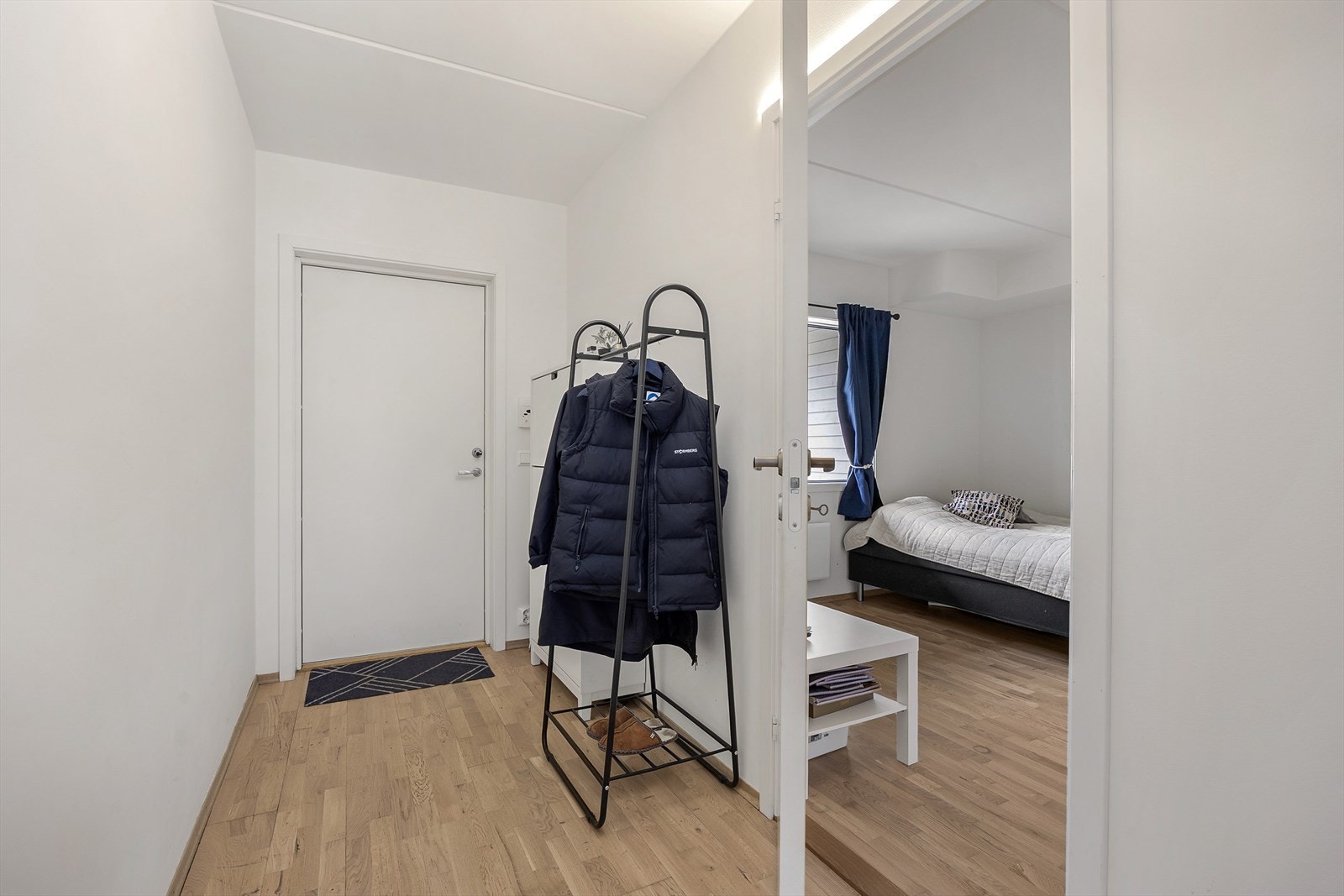 Velkommen inn! Entréen er lys og trivelig med god plass til å henge fra seg yttertøy og sette fra seg sko. Galleribilde