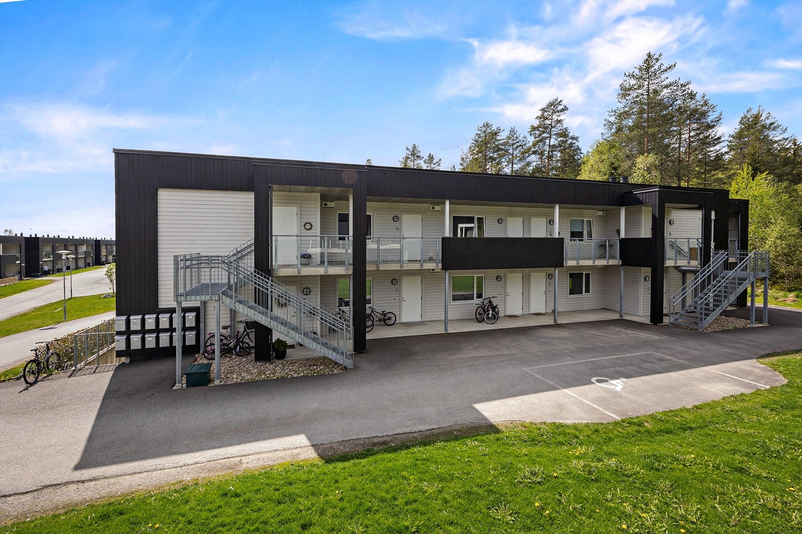 Fra eiendommen er det gangavstand til Maura skole, barnehager og dagligvarebutikker. Galleribilde
