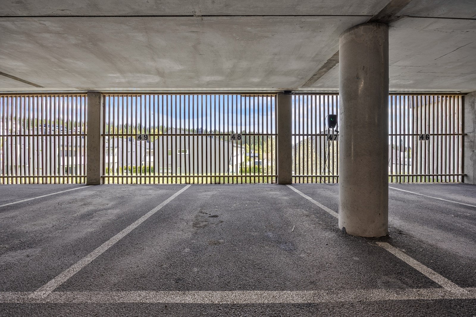 Leiligheten disponerer en fast parkeringsplass i felles garasjeanlegg, samt en kjellerbod på 5,1 m². Galleribilde