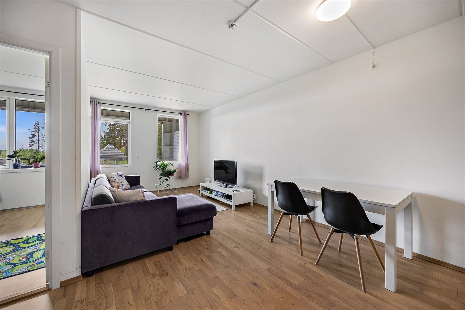 Videre fra stuen har du utgang til en lys og luftig balkong på hele 13 m². Galleribilde