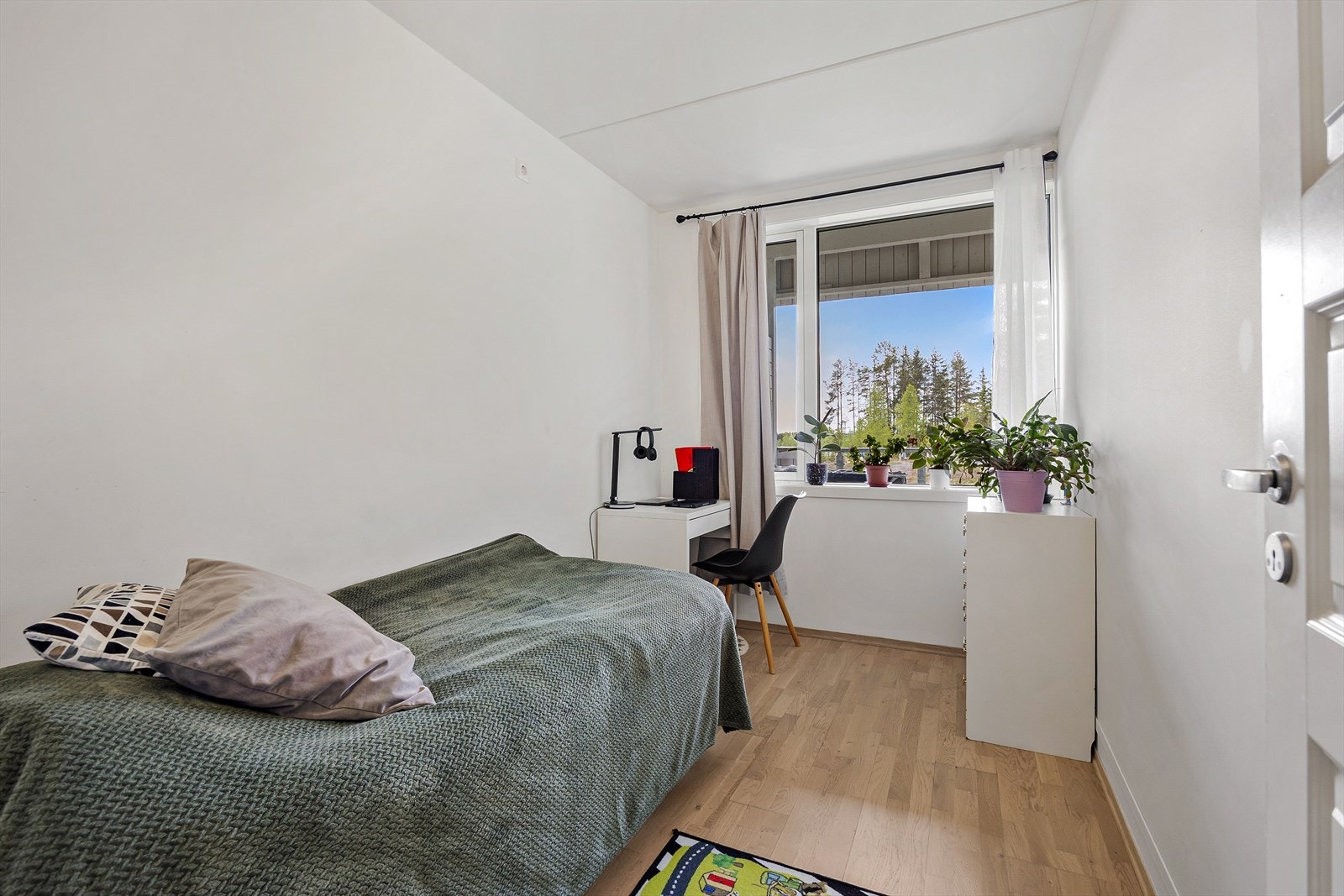 Soverommet er etablert i del av stue og passer godt som barnerom, gjesterom eller kontor. Her er det god plass til seng, oppbevaringsmøbel og skrivepult. Galleribilde