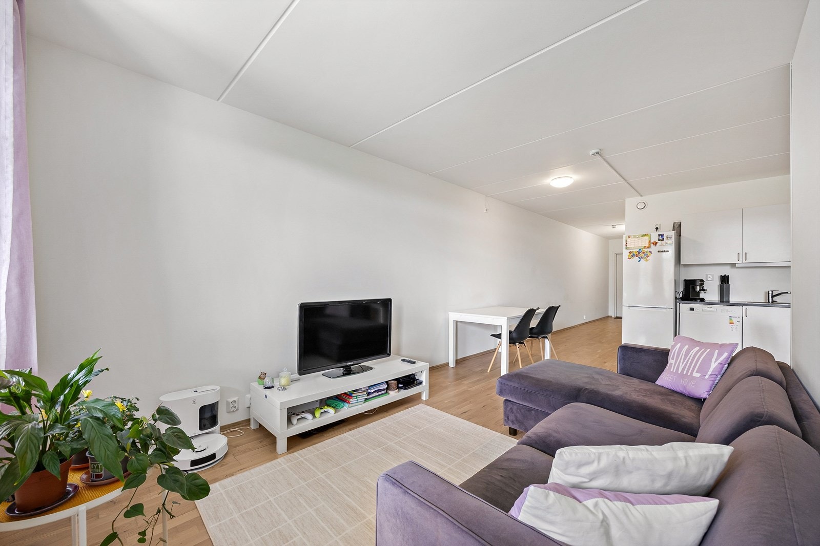 Stuen er lys og luftig, med god plass til sofa, bord og TV-møblement. Galleribilde