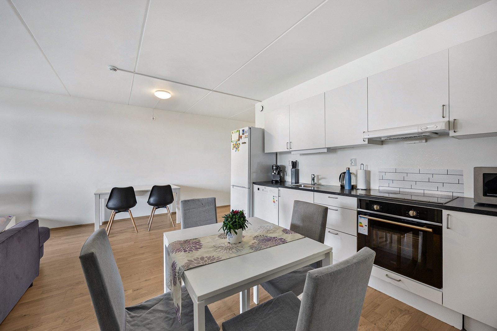 Den åpne sonen gir fleksibilitet for møblering av spiseplass. Galleribilde