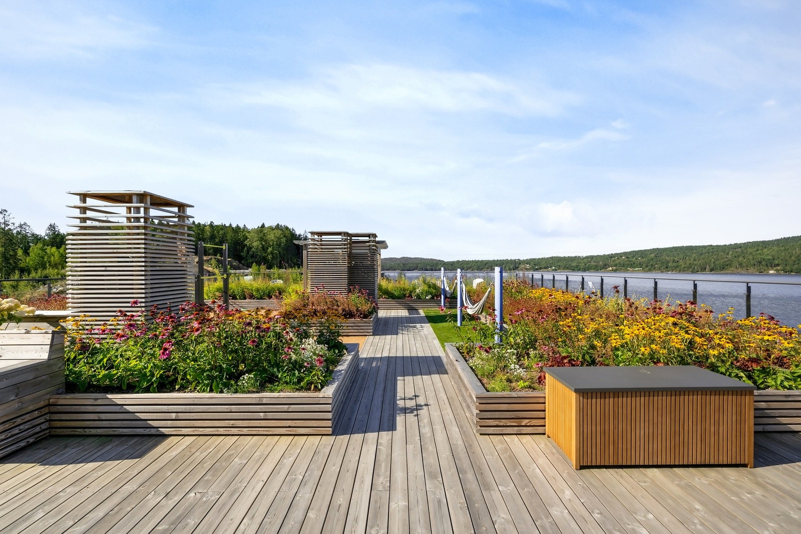 Stor felles takterrasse med fine fellesarealer og sitteplasser Galleribilde