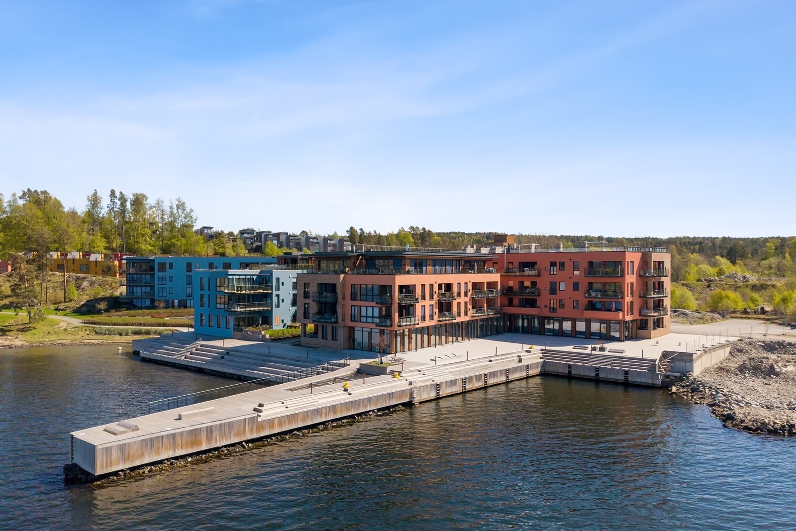 Leiligheten ligger på populære Sjøhagen Brygge. Med umiddelbar nærhet til sjø, natur og togstasjon Galleribilde