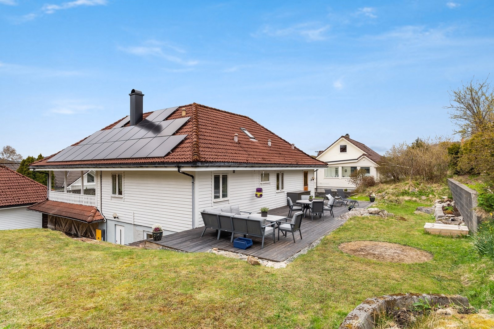 Frodig hage med terrasse, beplantning og naturstein Galleribilde