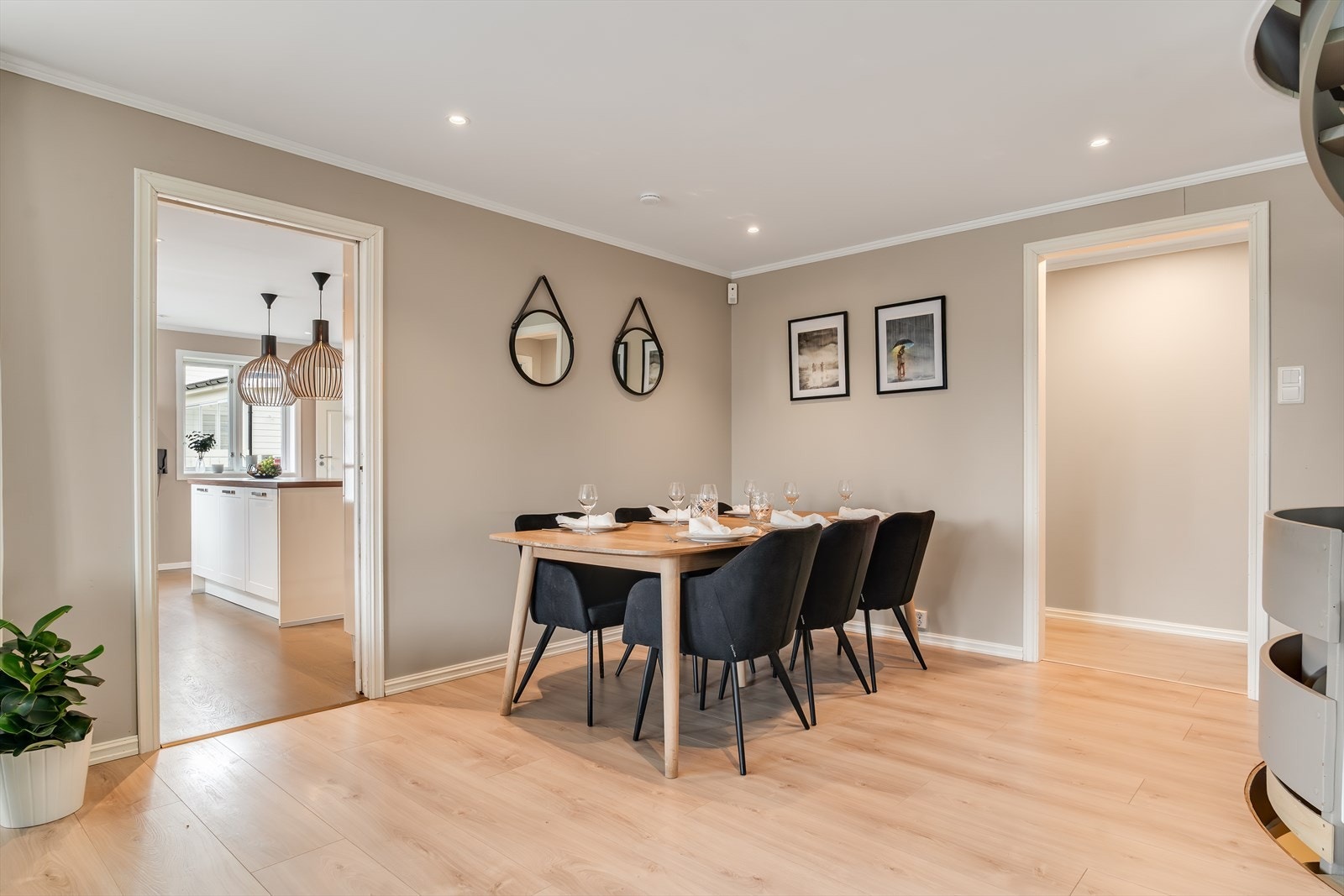 God plass til spisebord for hele familien Galleribilde