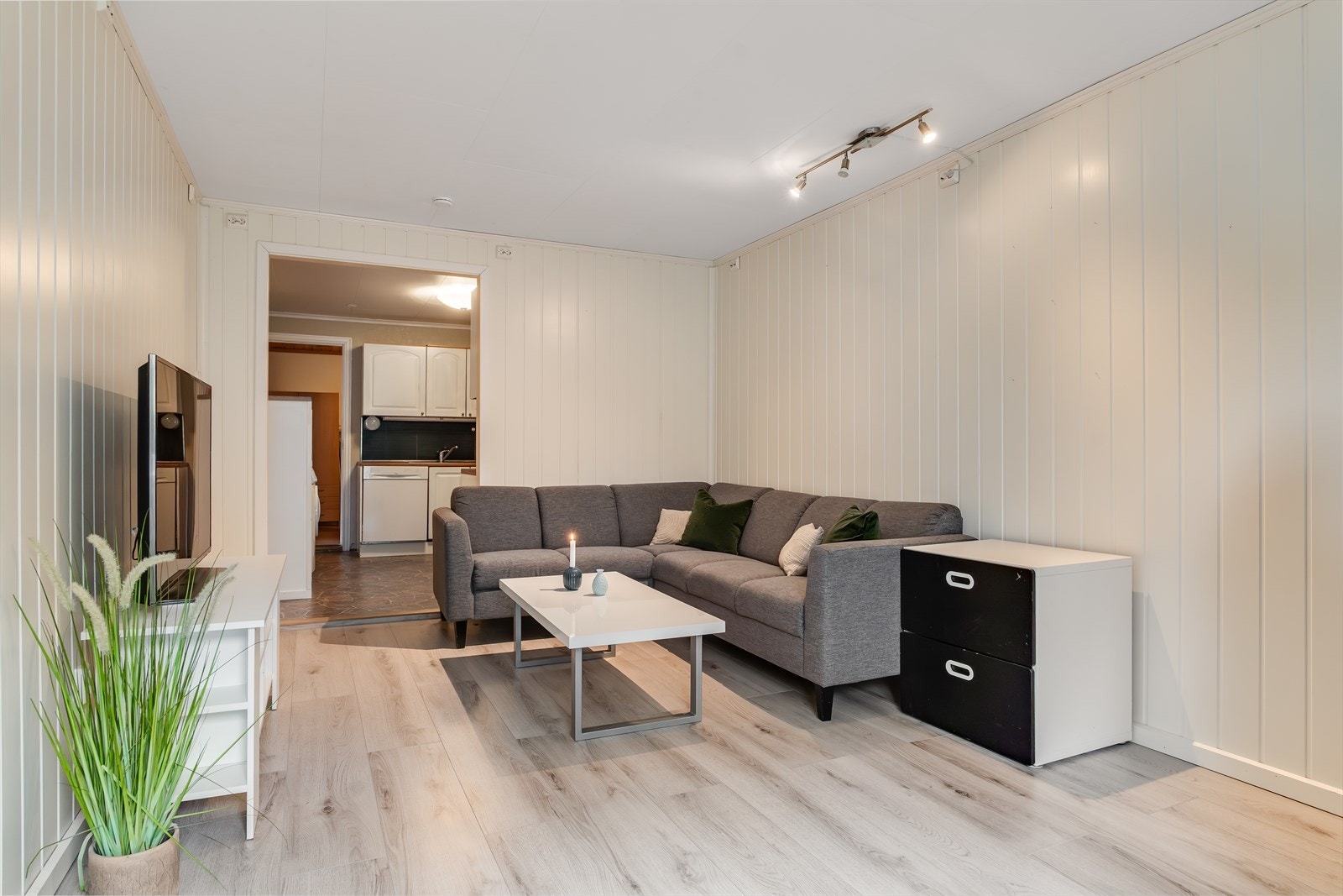 Leiligheten tilbyr lys stue m/god plass til møblement Galleribilde