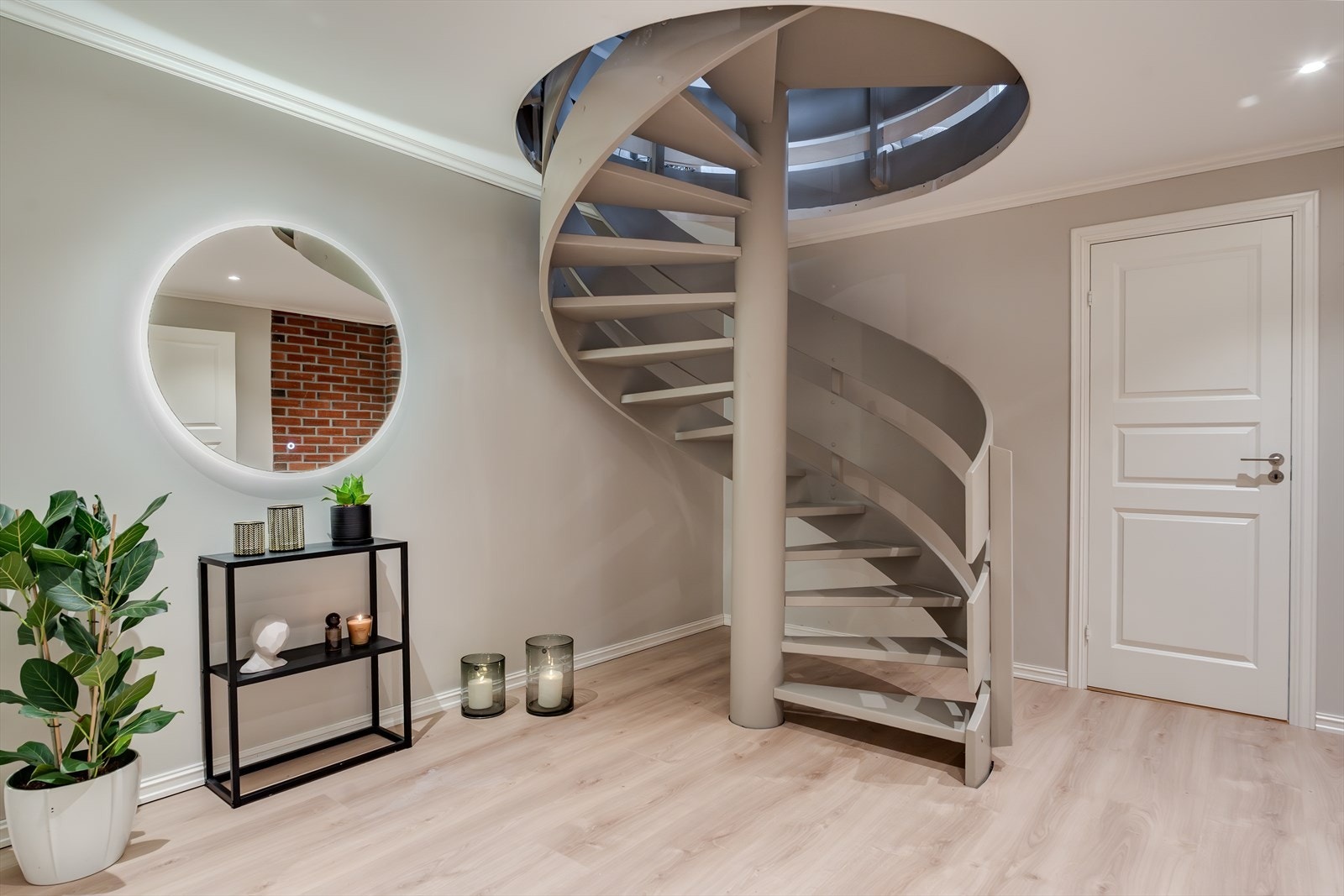 Plass-utnyttet spiral trapp til hovedplan Galleribilde