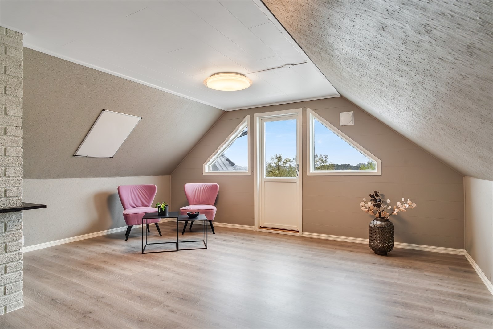 Romslig loftstue med utgang til liten takterrasse Galleribilde