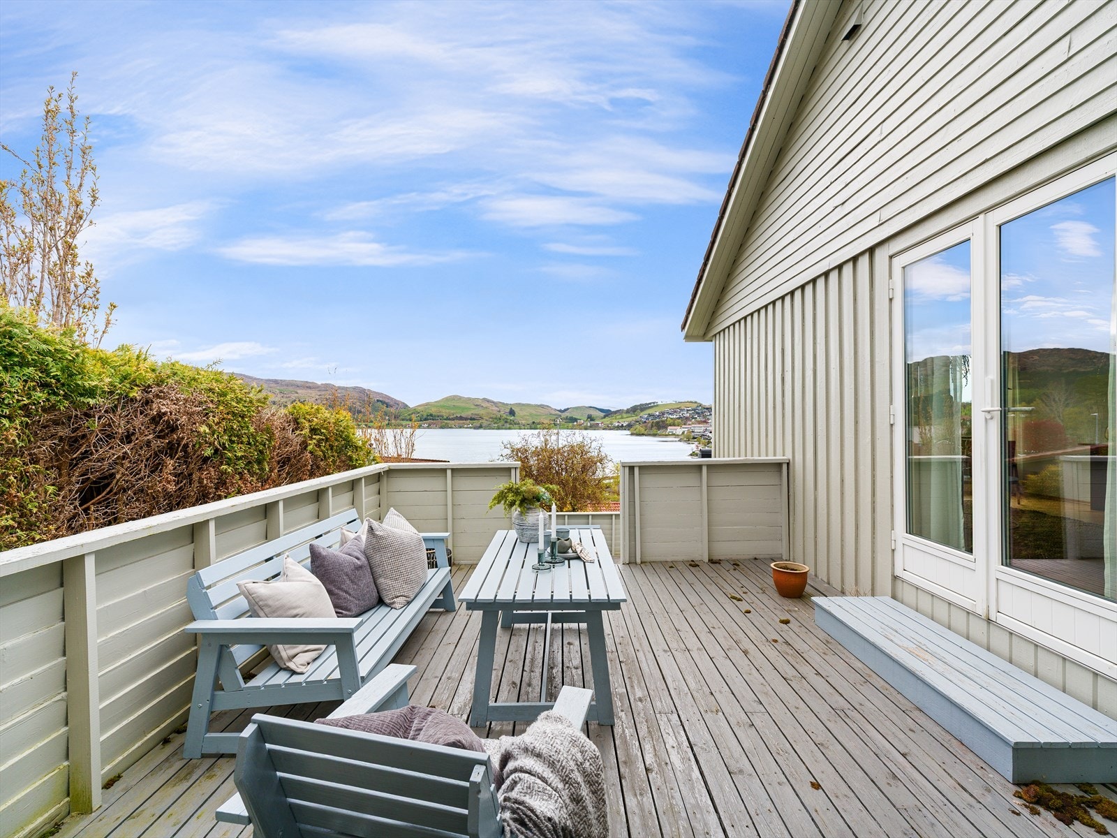 Terrasse med direkte adkomst fra stuen l Lunt og solrikt Galleribilde