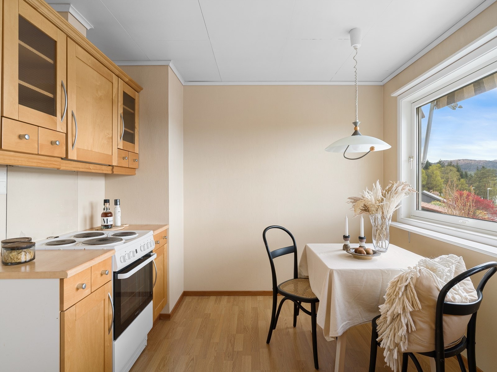 Koselig frokostbord med utsikt Galleribilde