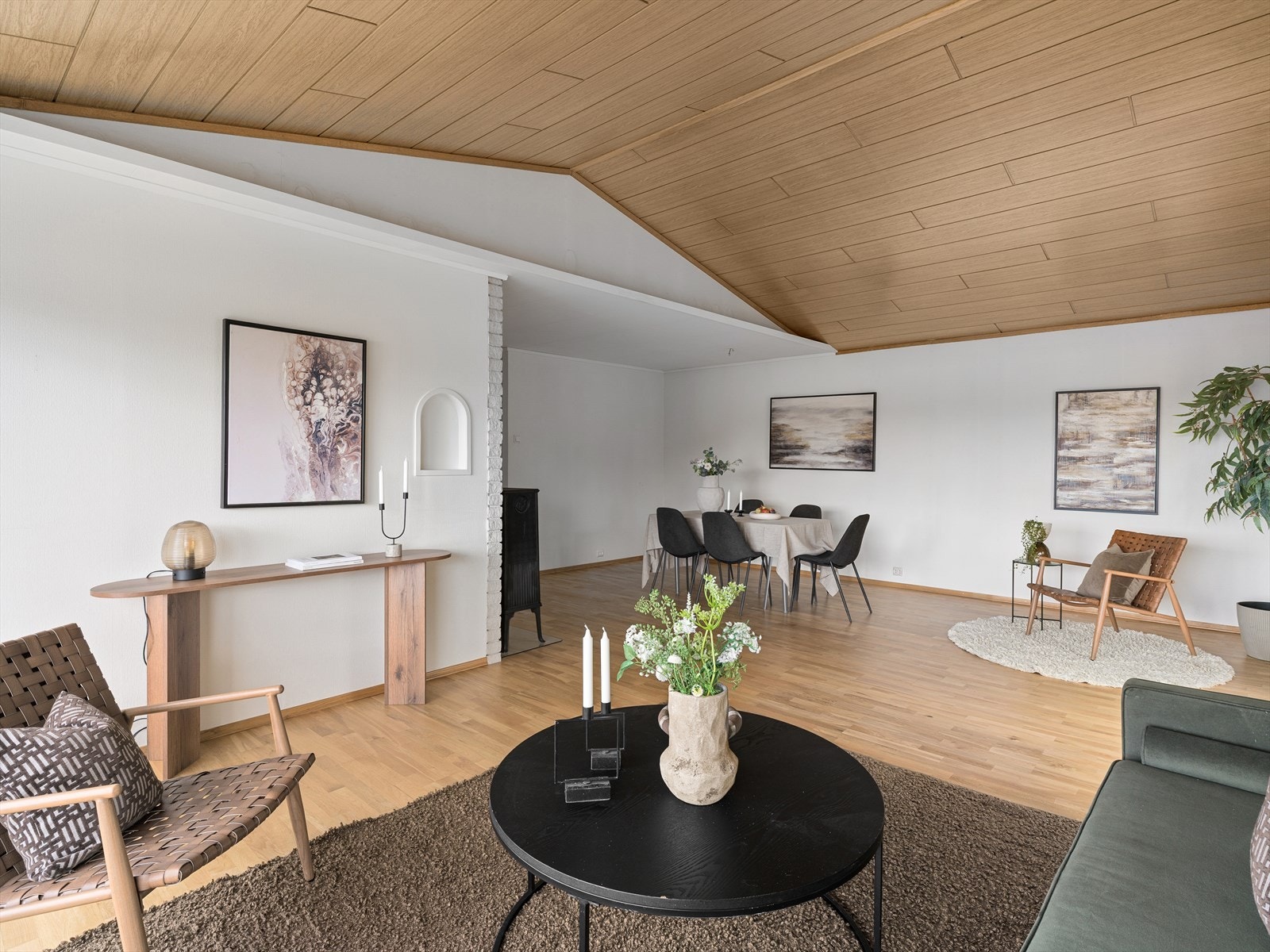 God plass til både sittegruppe, spisebord og TV-krok Galleribilde