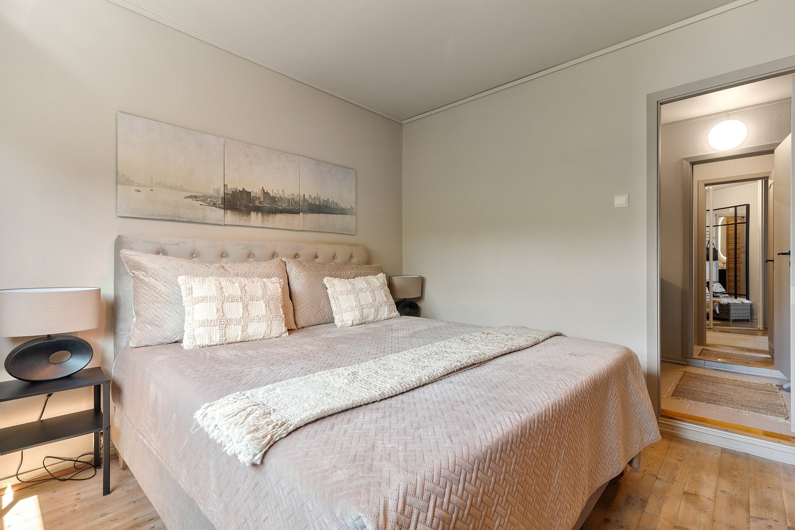 Leiligheten har 2 soverom. Hovedsoverommet er av god størrelse med god plass til dobbeltseng med nattbord på hver side, samt garderobeskap. Herfra er det også egen inngang til badet. Galleribilde