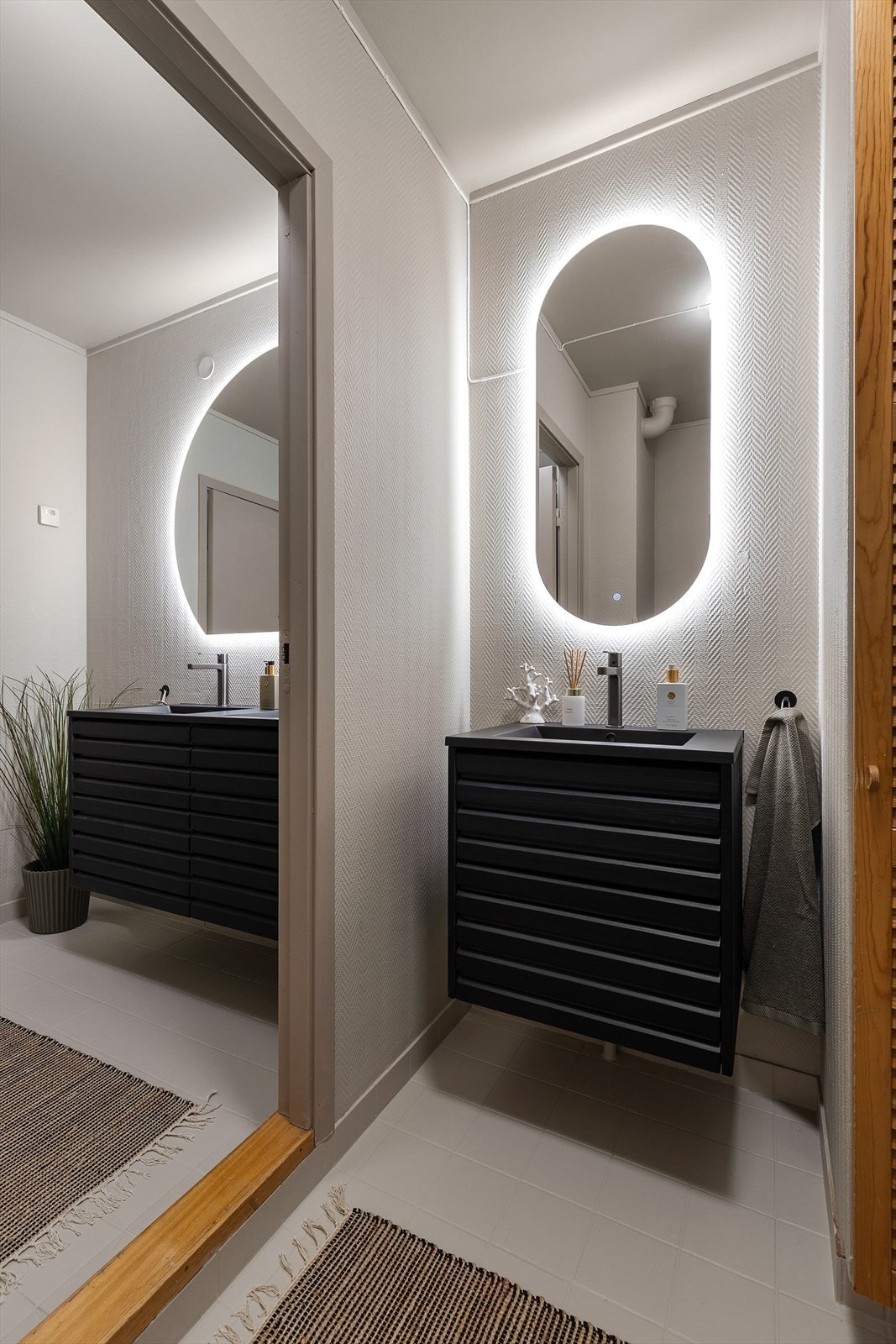 Toalettrom med tilgang fra badet og entreen. Gulvflate belagt med fliser. Tapetserte veggflater. Malte flater i himling. Vegghengt servantinnredning. Gulvstående toalett. Mekanisk avtrekk med ventil i vegg. Galleribilde