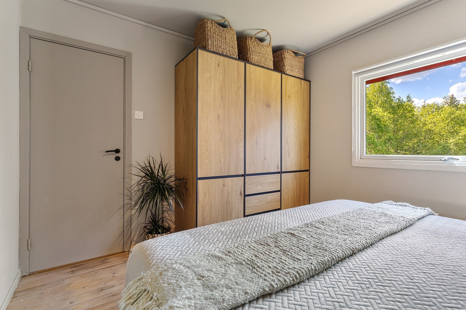 Leiligheten har 2 soverom. Hovedsoverommet er av god størrelse med god plass til dobbeltseng med nattbord på hver side, samt garderobeskap. Herfra er det også egen inngang til badet. Galleribilde