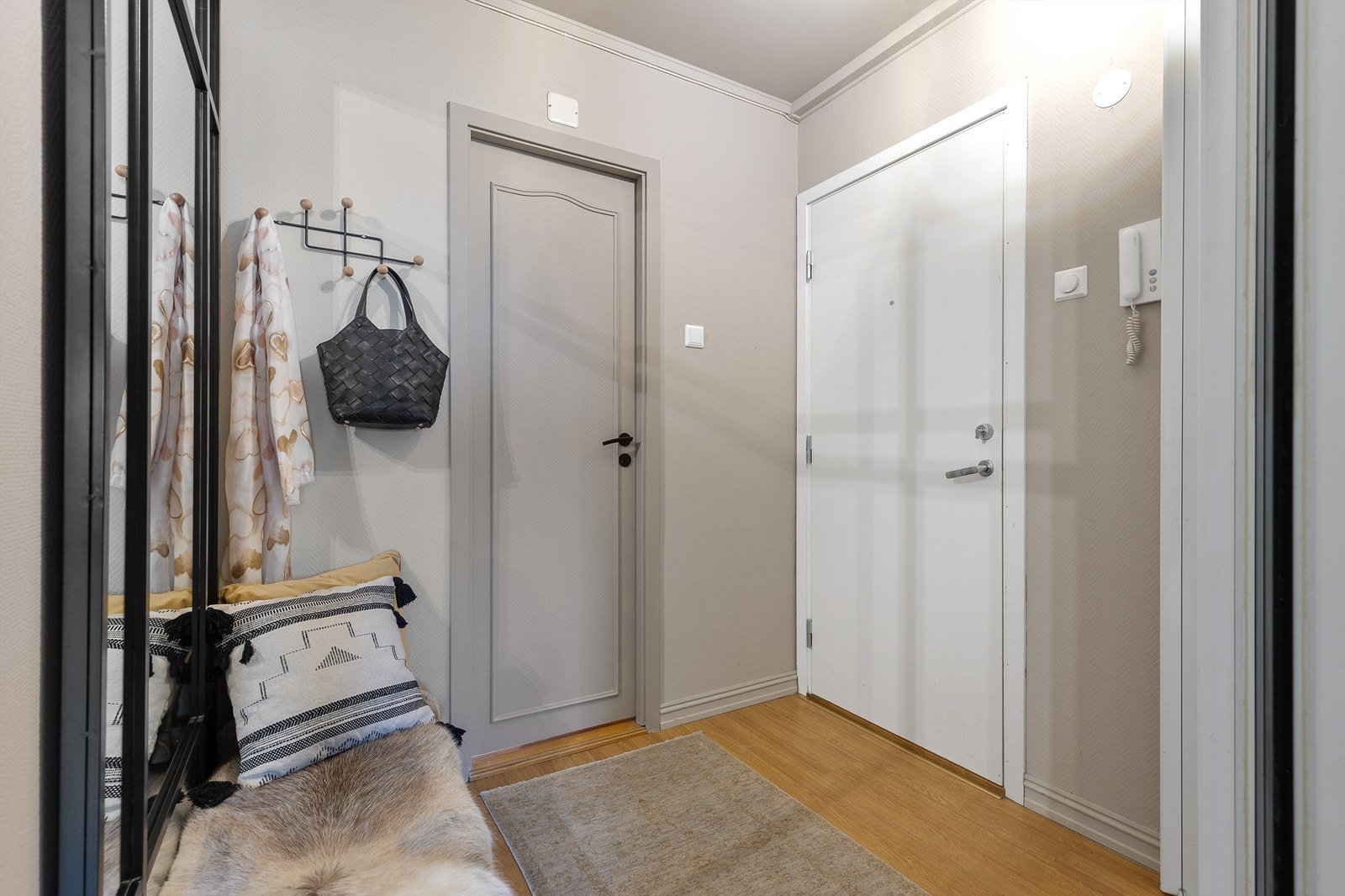 Entré med integrert skyvedørsgarderobe og plass til ekstra kommode eller skap om ønskelig. Fra entreen er det tilgang til kjøkken, stue og toalettrom. Galleribilde