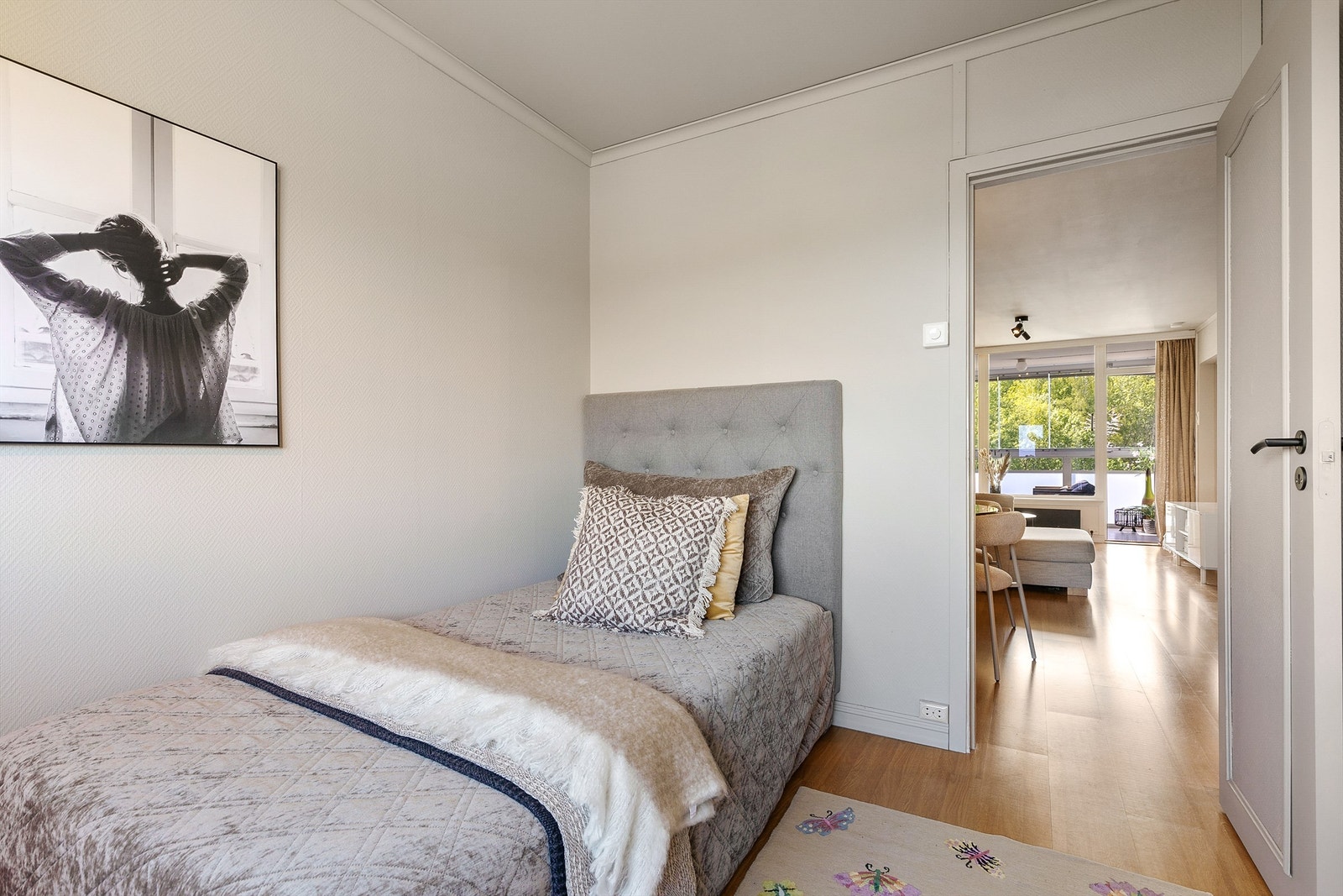 Det andre soverommet har inngang fra spisestuen og passer godt som barnerom, gjesterom eller kontor. Galleribilde