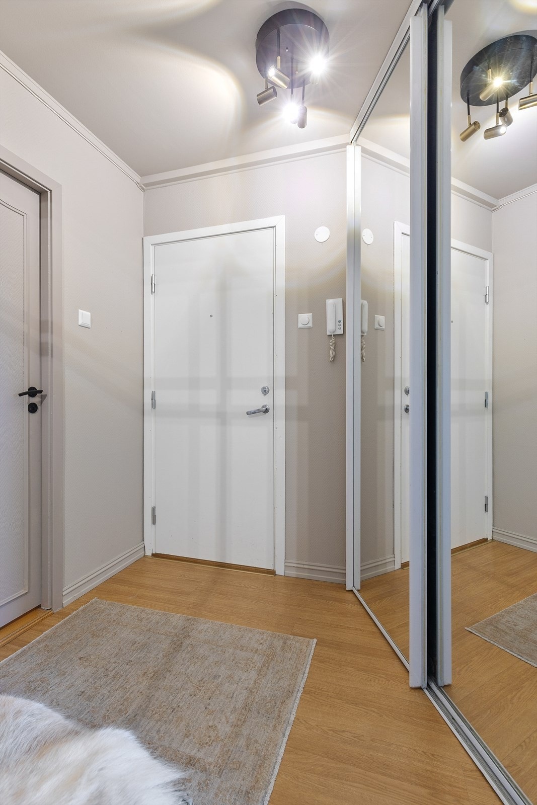 Entré med integrert skyvedørsgarderobe og plass til ekstra kommode eller skap om ønskelig. Fra entreen er det tilgang til kjøkken, stue og toalettrom. Galleribilde