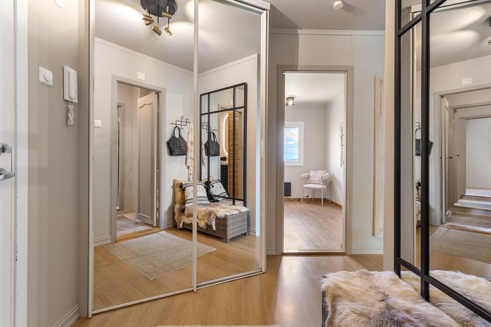 Entré med integrert skyvedørsgarderobe og plass til ekstra kommode eller skap om ønskelig. Fra entreen er det tilgang til kjøkken, stue og toalettrom. Galleribilde