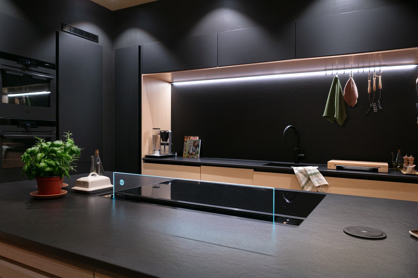 Den store kjøkkenøyen har fine arbeidsflater, ekstra oppbevaring og Gaggenau sonefri 90 cm platetopp med nedfelt ventilator. Galleribilde