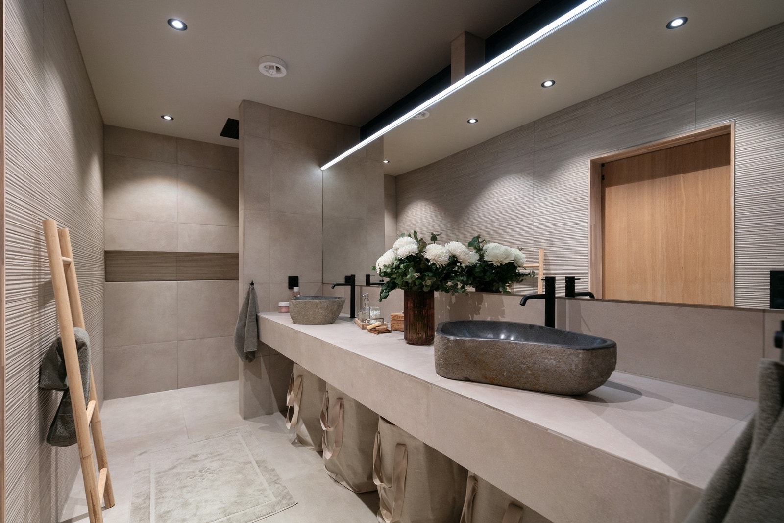 Med delikate materialvalg og et stilrent design fremstår badet som en privat velværeavdeling. Galleribilde