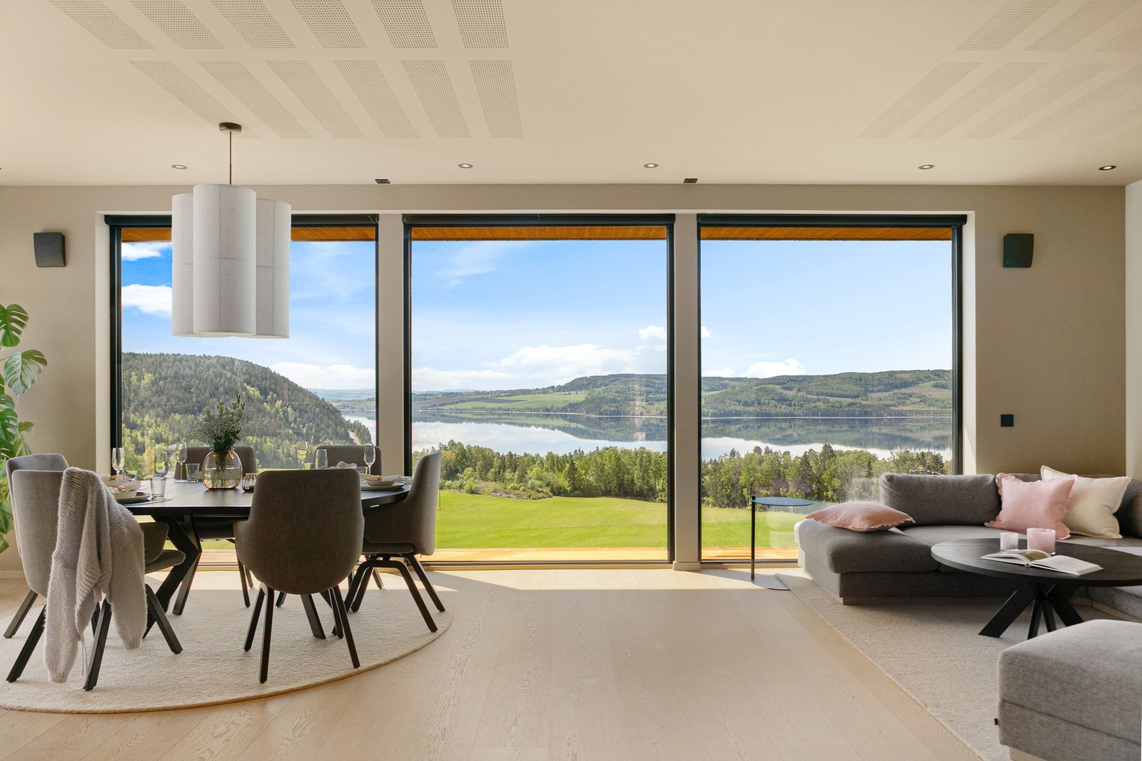 Stuen har fin plass til både sofagruppe og spisestue. Galleribilde