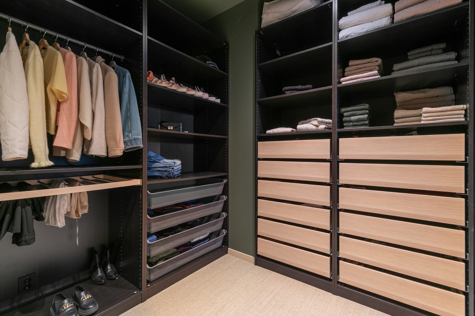 Walk-in closet som gir god oversikt og rikelig med oppbevaringsplass. Galleribilde