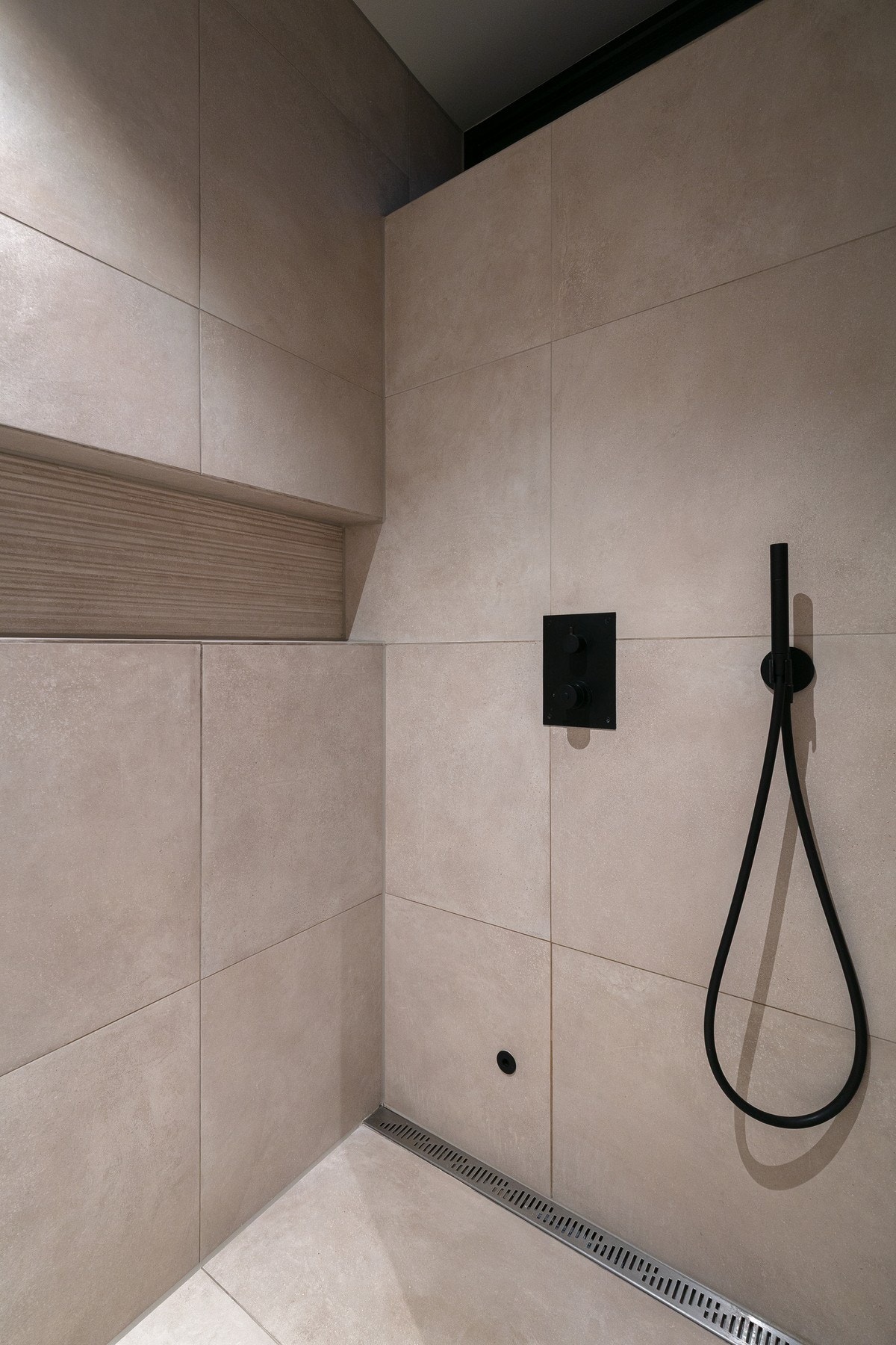 Badet har egne nisjer for toalett og dusjsone. Galleribilde