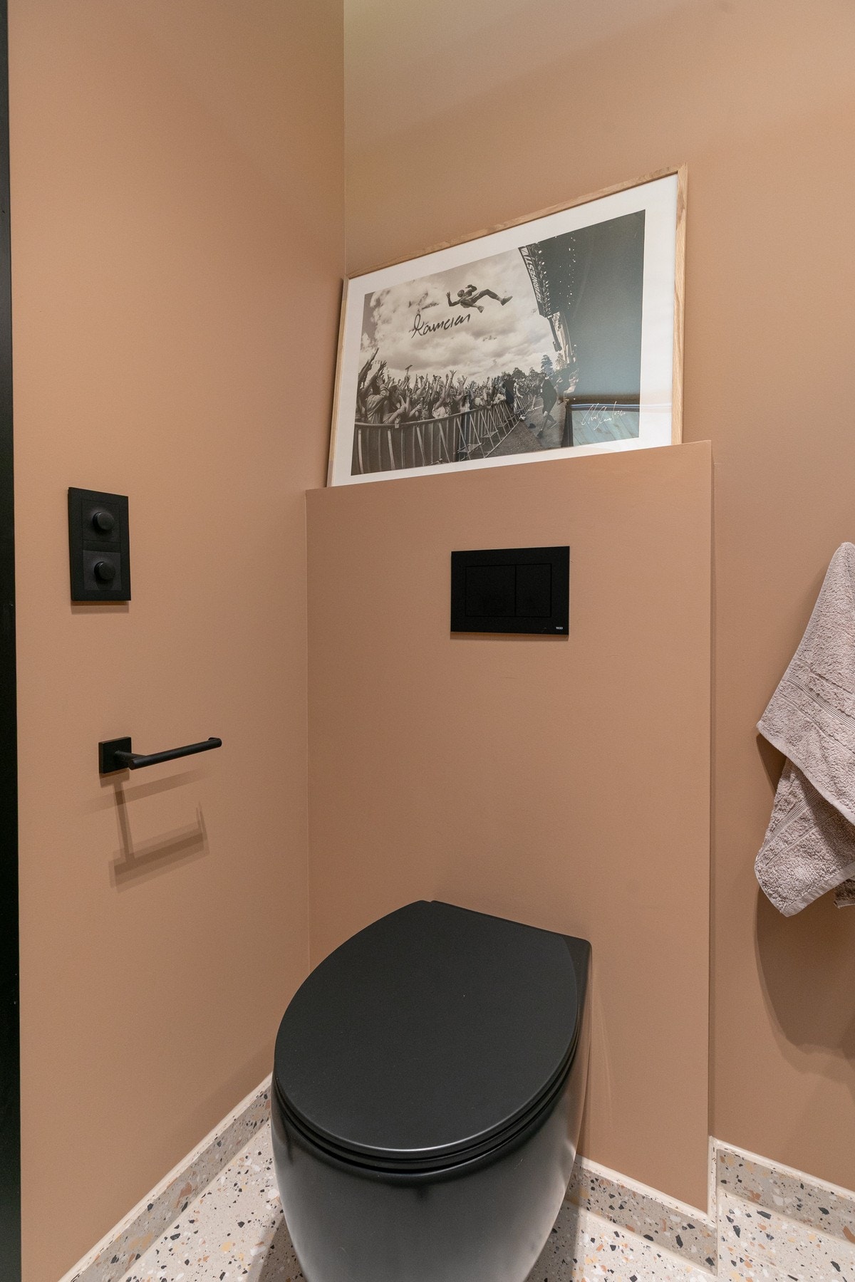 Toalettrommet ligger praktisk til ved entreen. Galleribilde