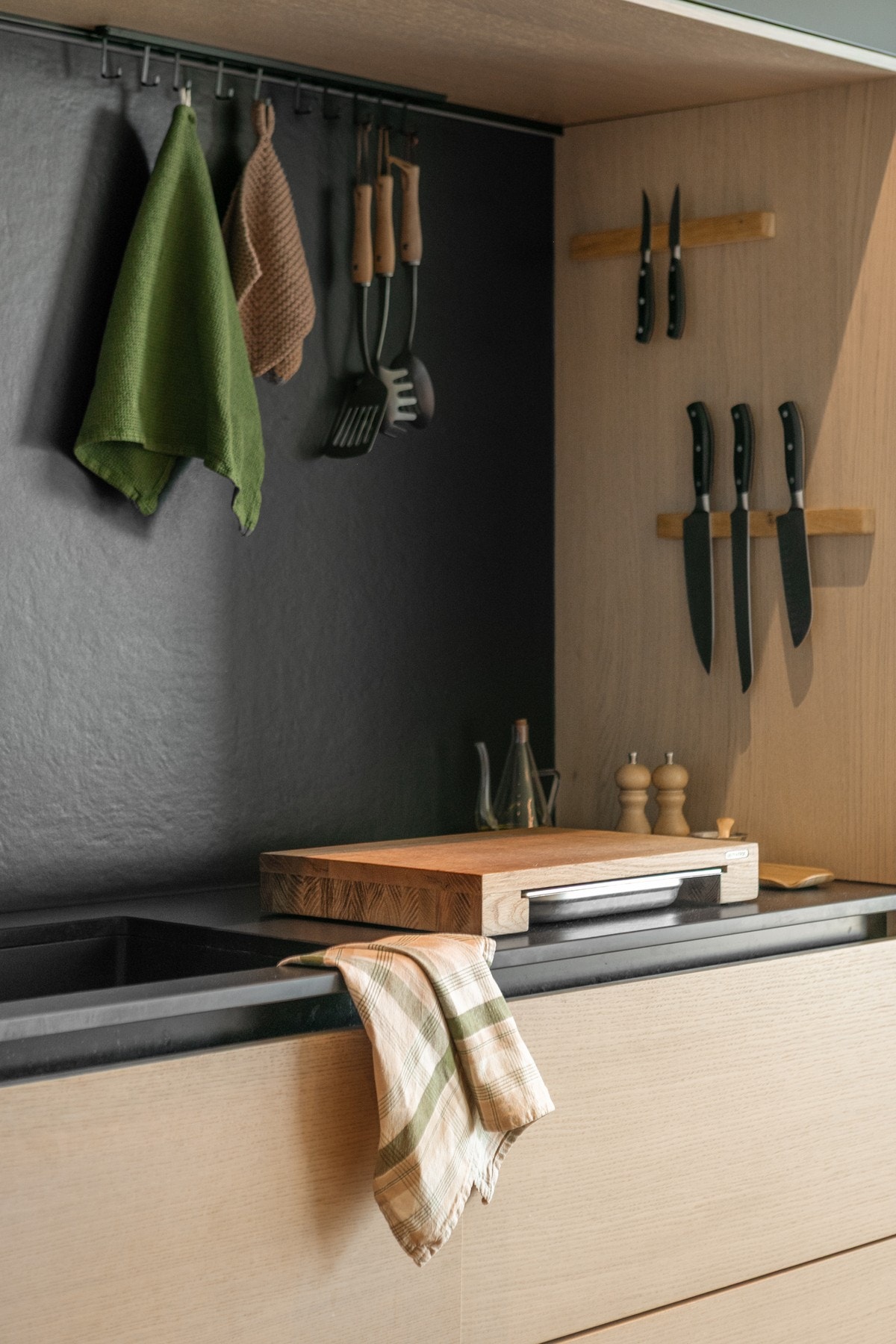 Kjøkkenet har benkeplate av Dekton og kran med Quooker. Galleribilde