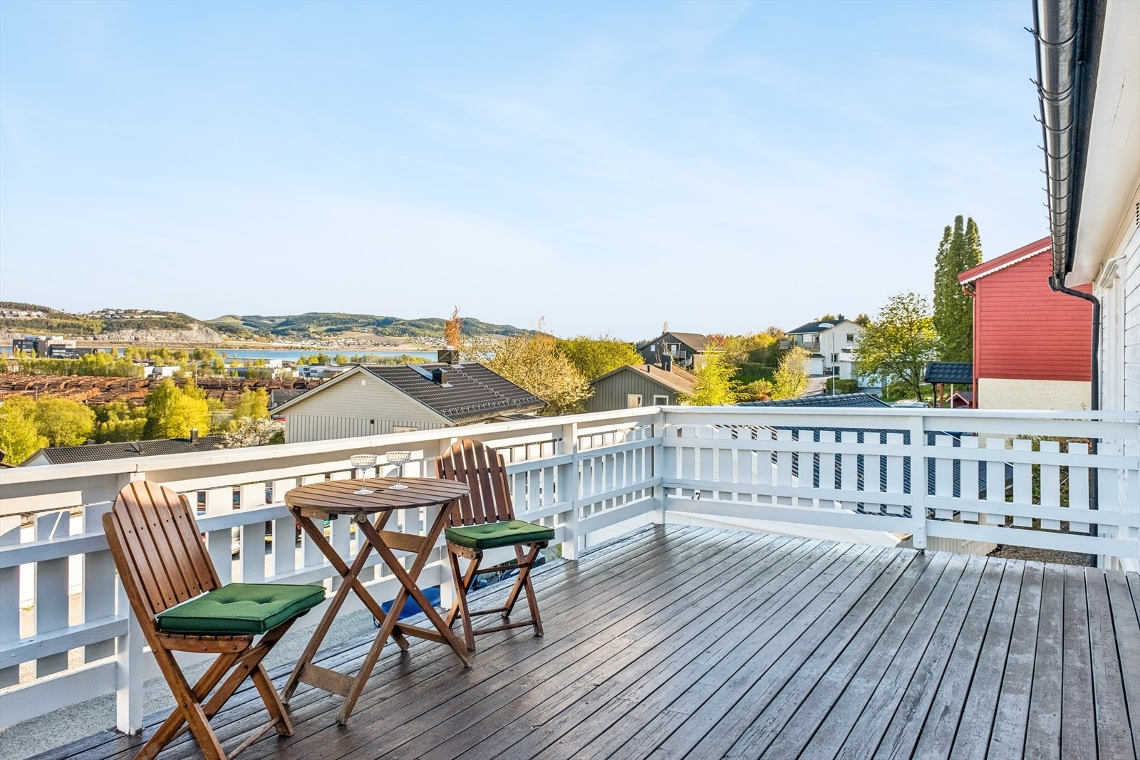 Terrasse med flott utsikt mot Beitstadfjorden Galleribilde